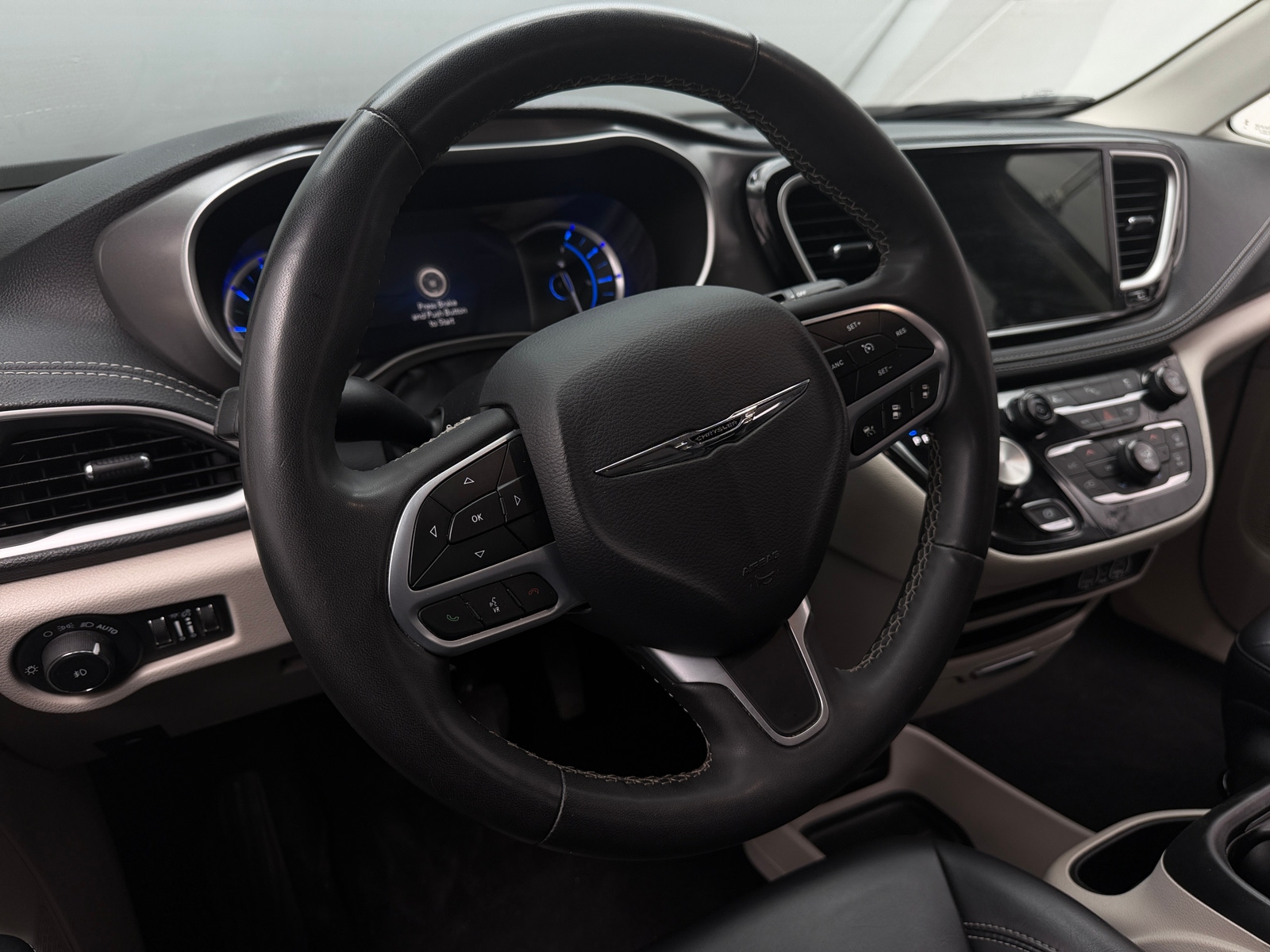Thumbnail: 2023 Chrysler Pacifica - 4