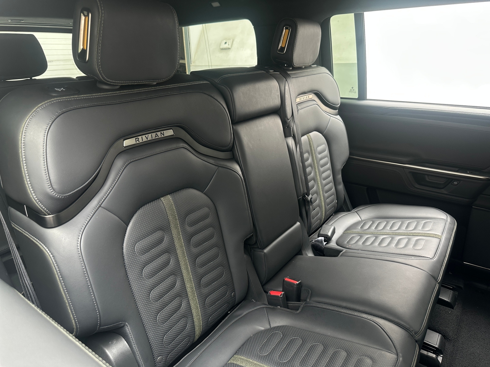 Thumbnail: 2025 Rivian R1S - 5