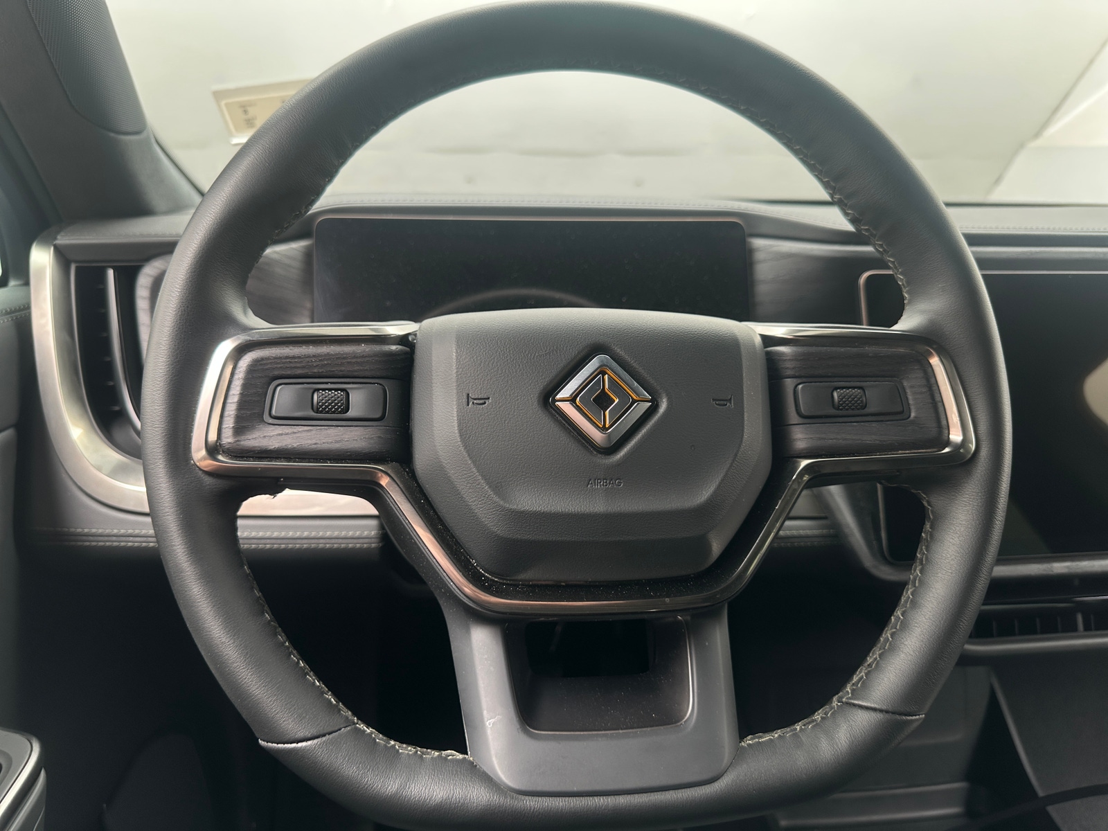 Thumbnail: 2025 Rivian R1S - 4