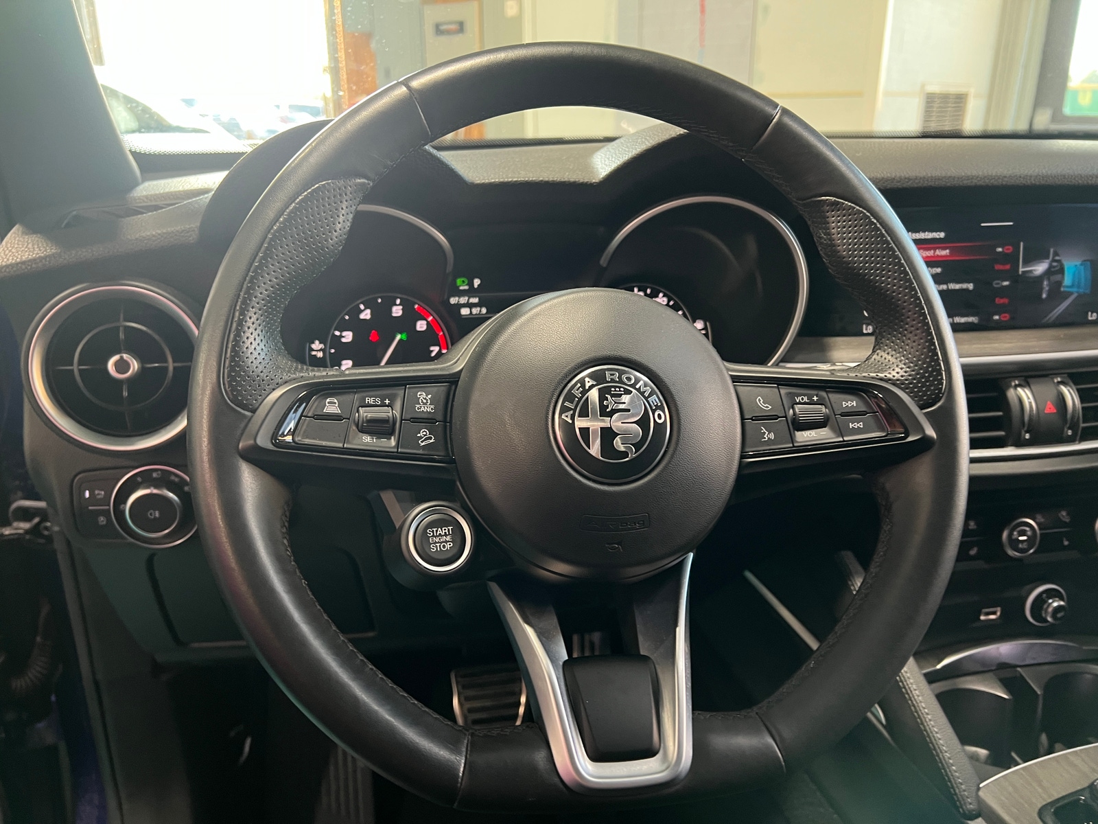 Thumbnail: 2023 Alfa Romeo Stelvio - 4