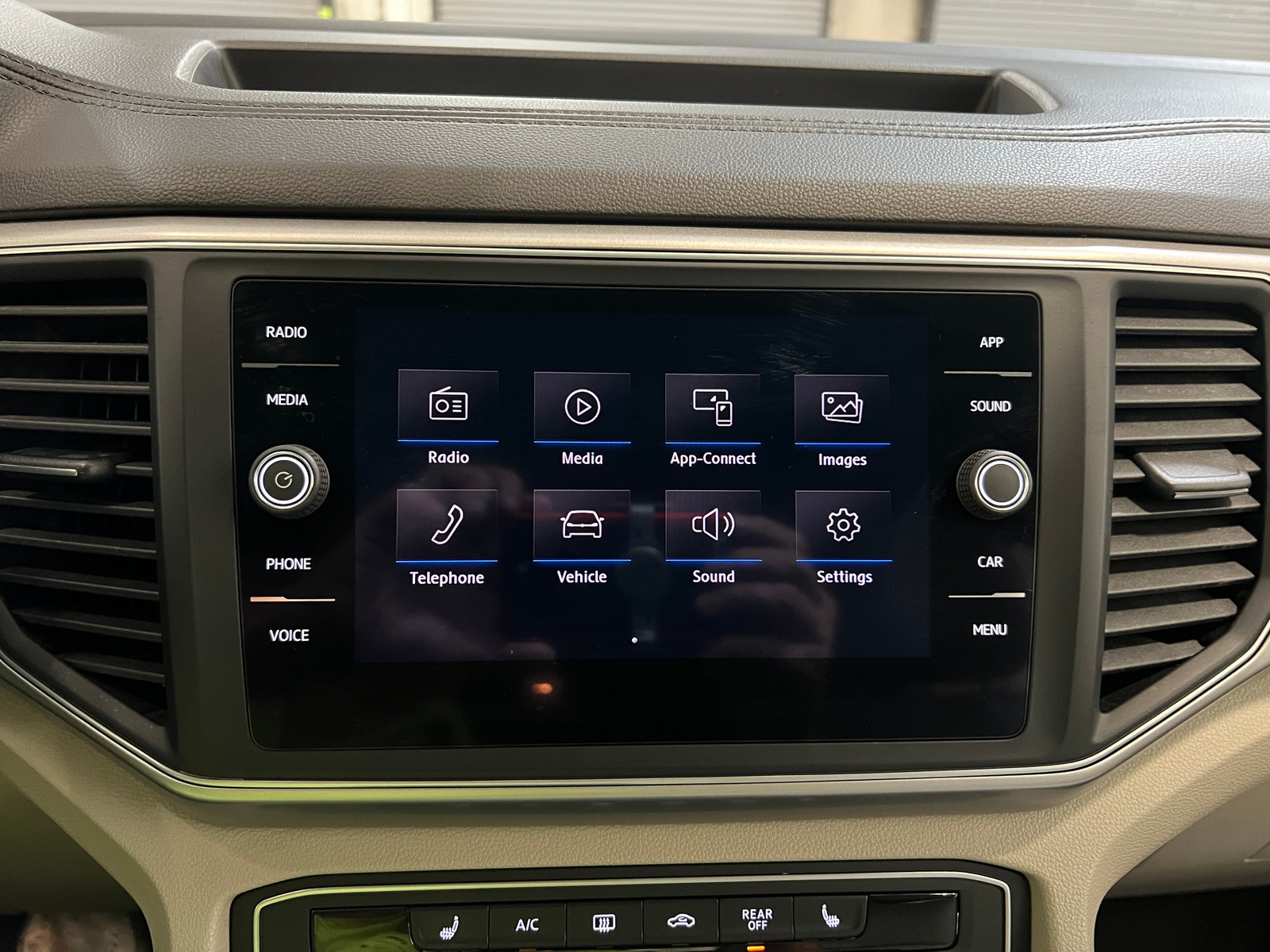 Thumbnail: 2018 Volkswagen Atlas - 3