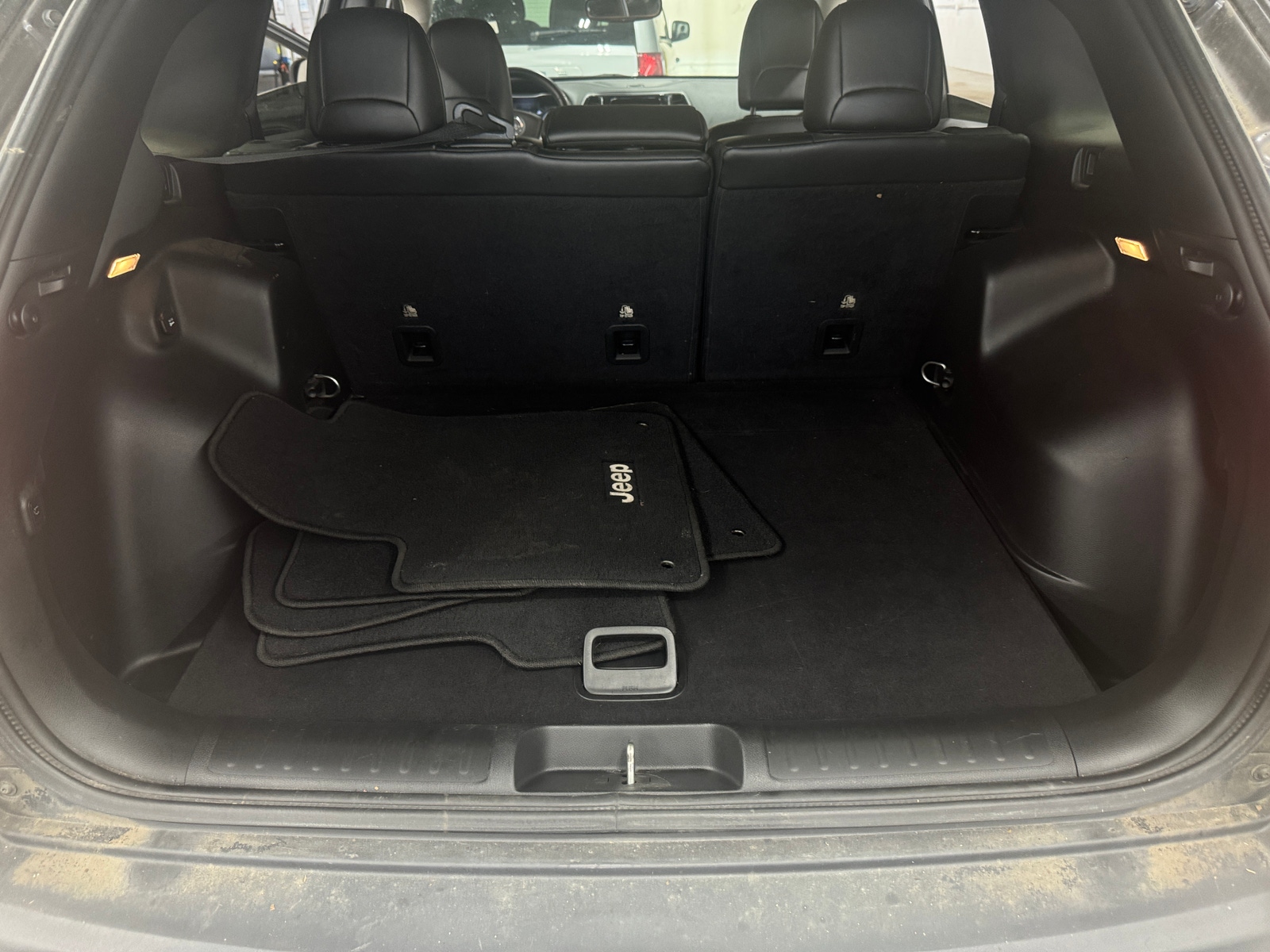 Thumbnail: 2019 Jeep Cherokee - 6
