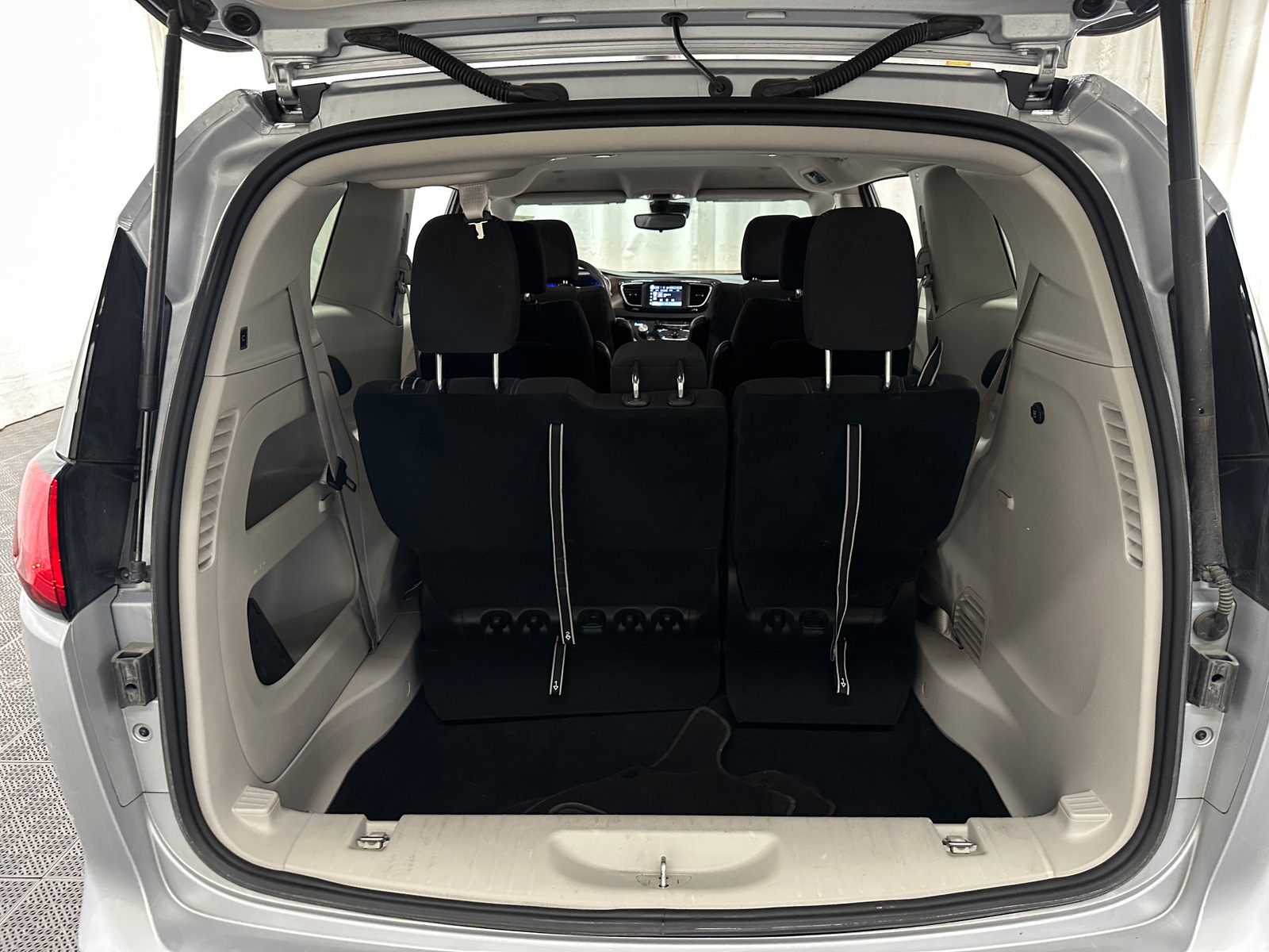 Thumbnail: 2023 Chrysler Voyager - 7
