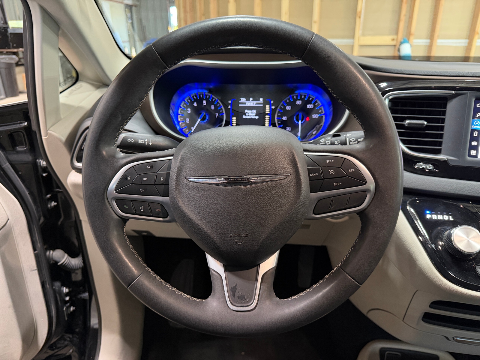 Thumbnail: 2023 Chrysler Voyager - 5