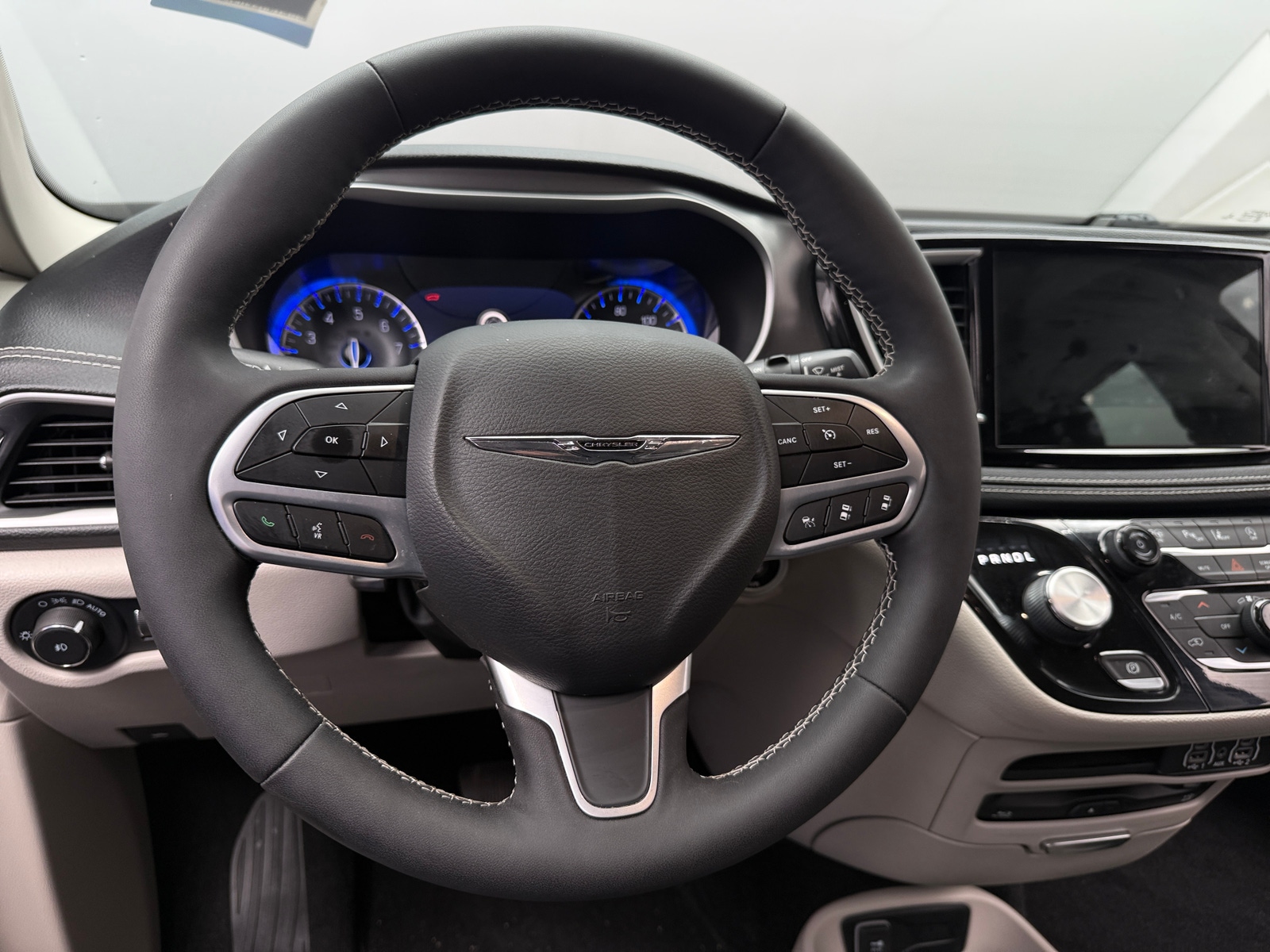 Thumbnail: 2022 Chrysler Pacifica - 4