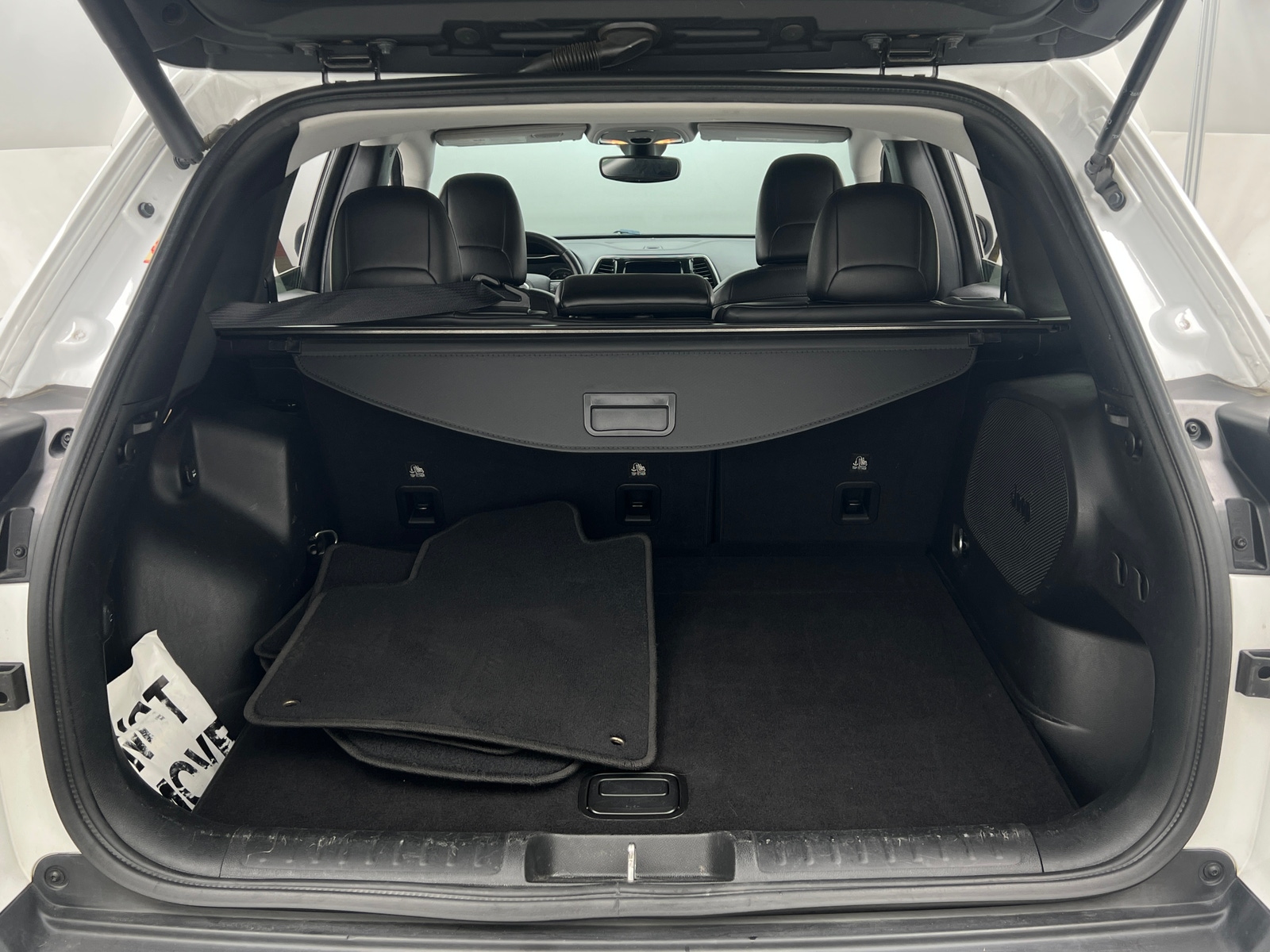 Thumbnail: 2019 Jeep Cherokee - 6