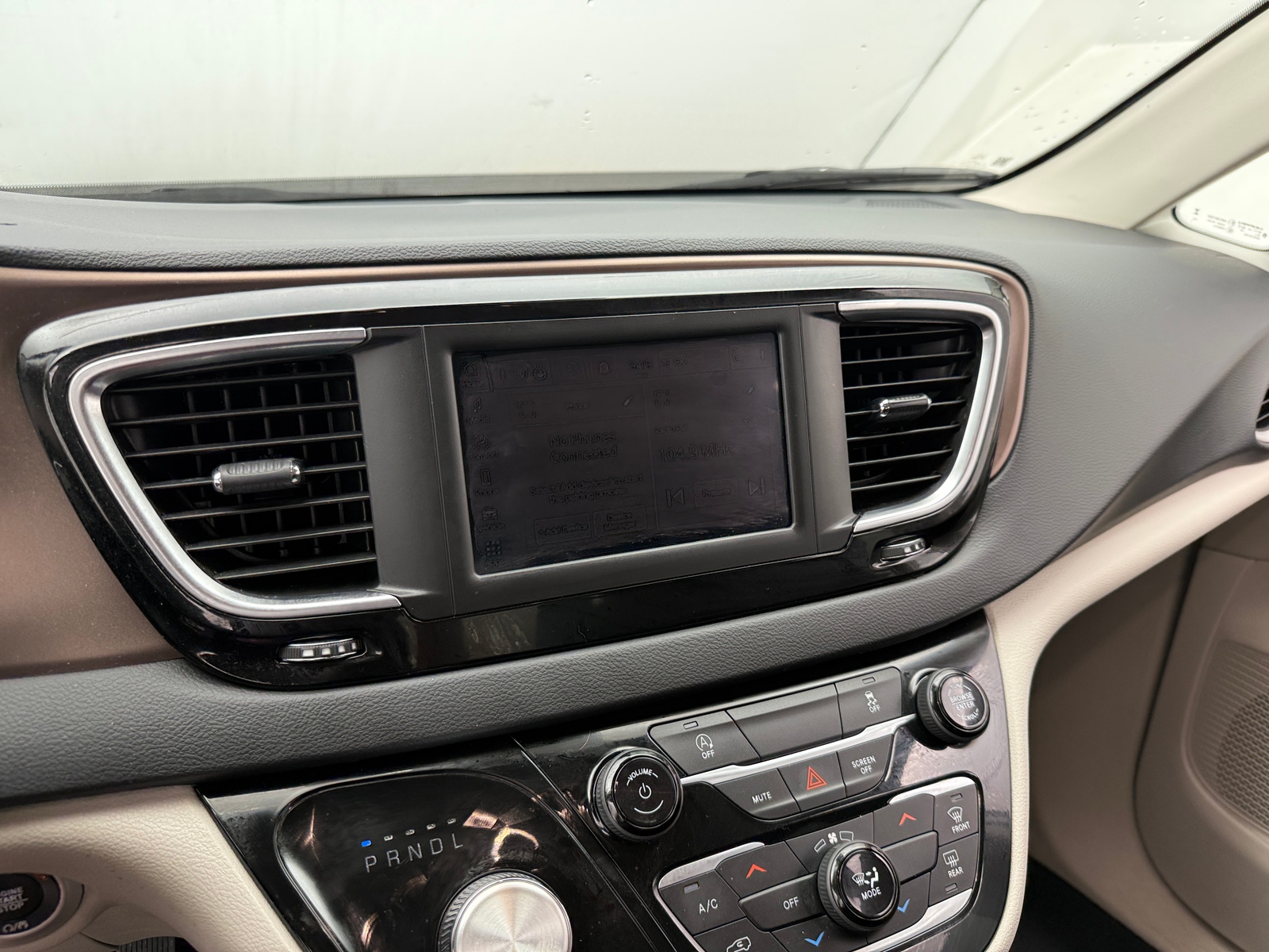 Thumbnail: 2023 Chrysler Voyager - 4