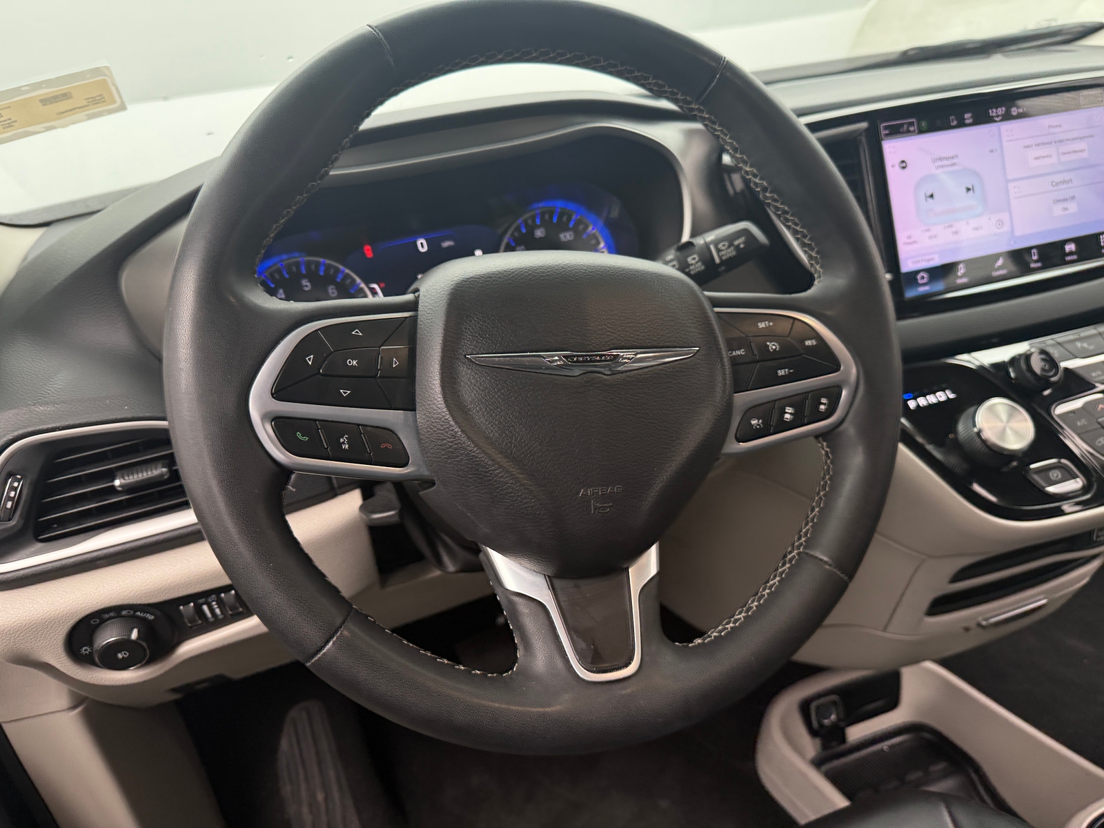 Thumbnail: 2023 Chrysler Pacifica - 4