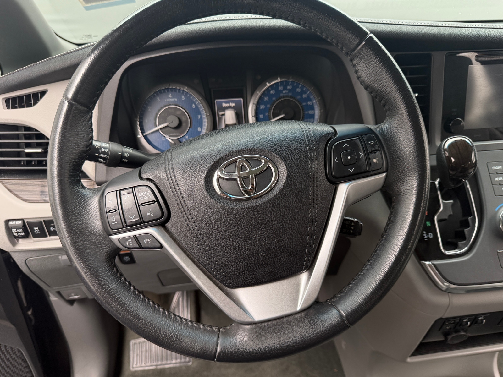 Thumbnail: 2017 Toyota Sienna - 4