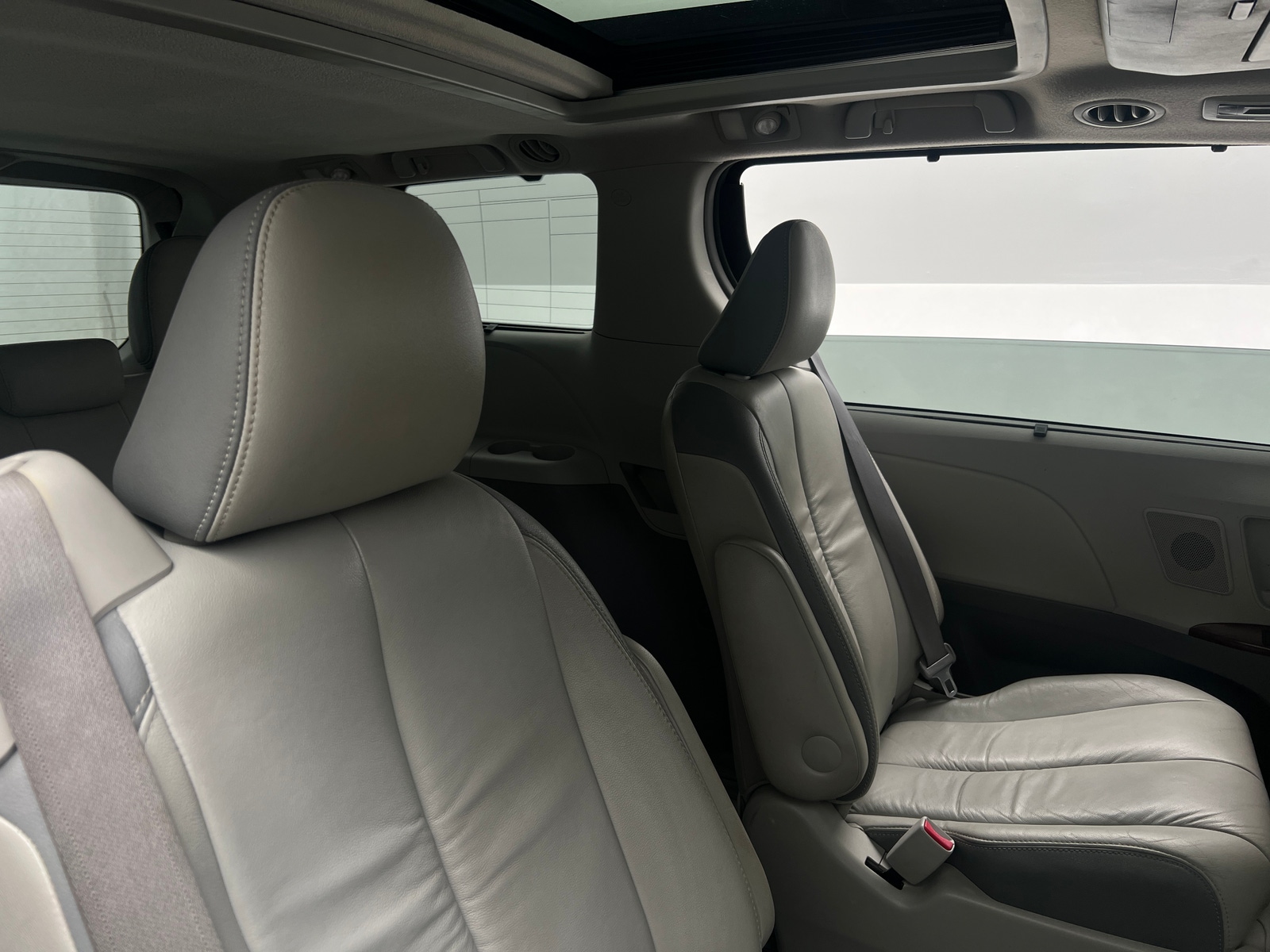 Thumbnail: 2011 Toyota Sienna - 5