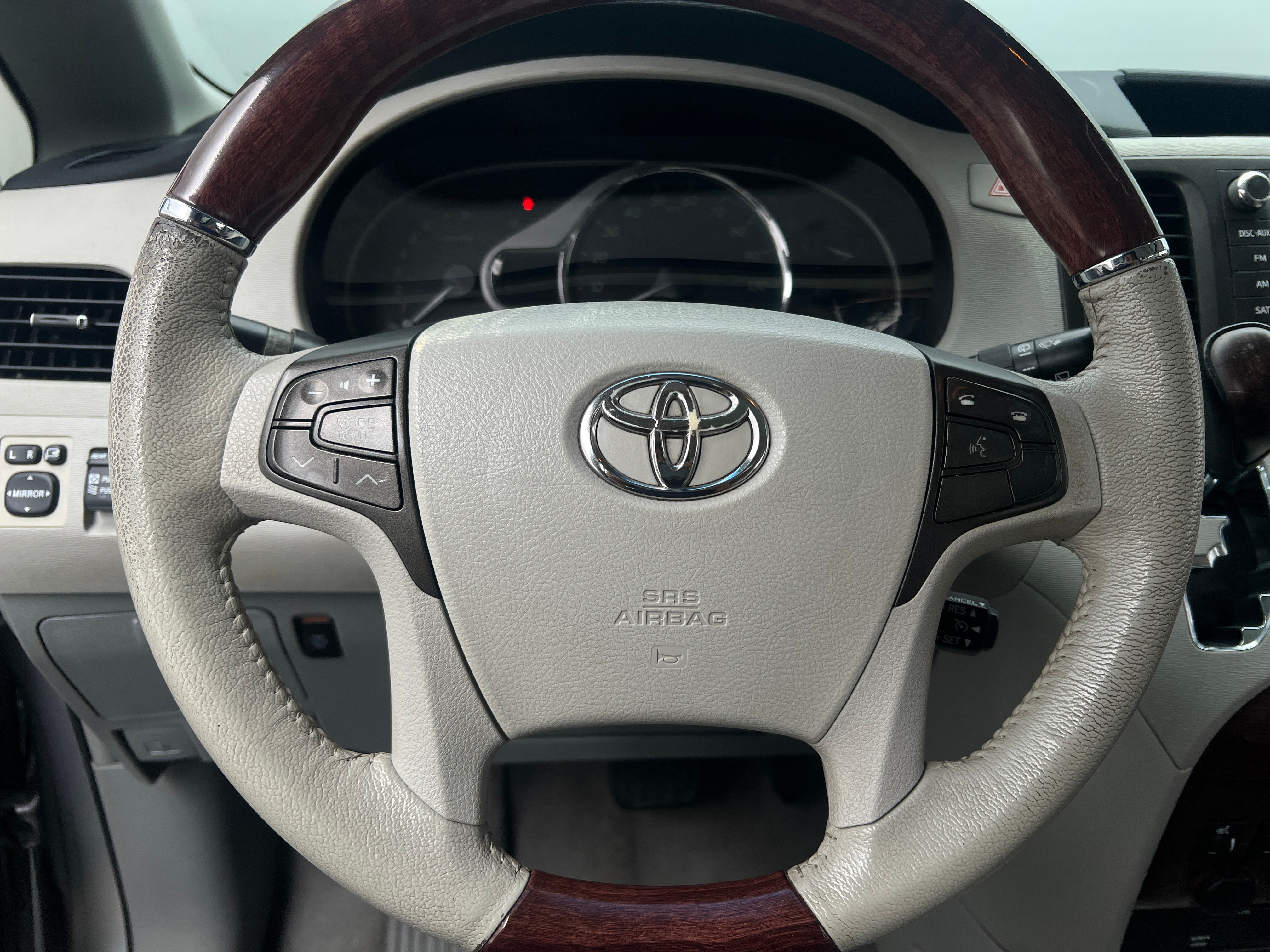 2011 Toyota Sienna Limited - Photo 9