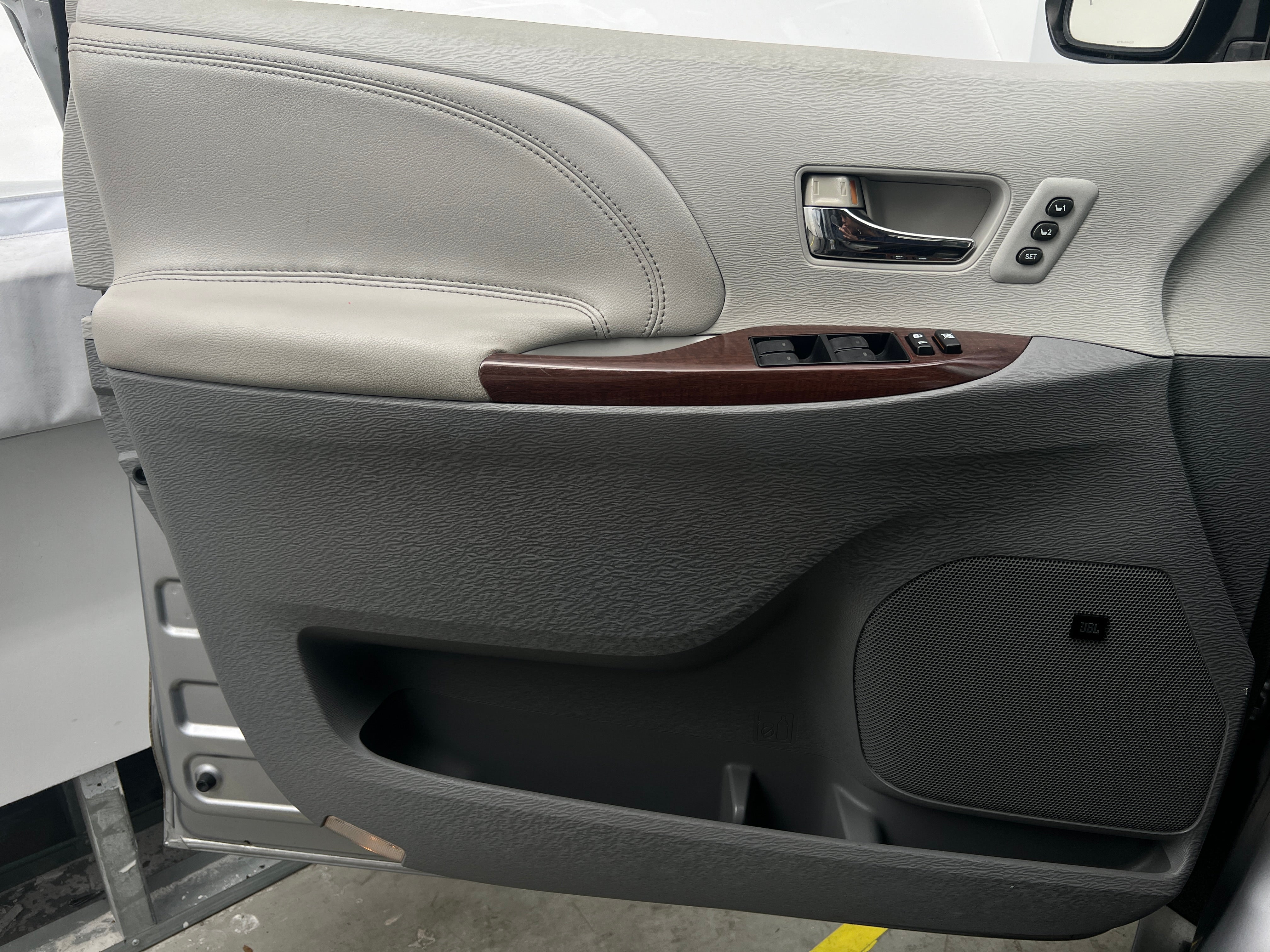 2011 Toyota Sienna Limited - Photo 8