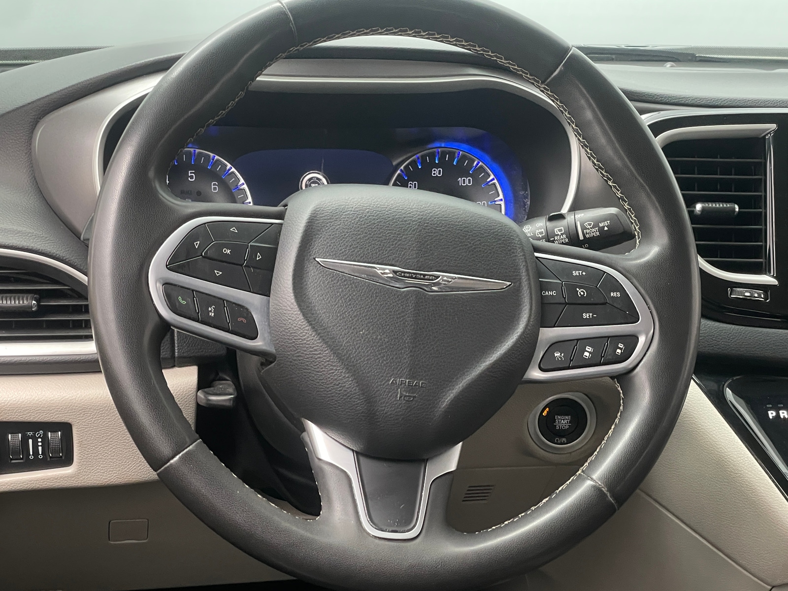 Thumbnail: 2022 Chrysler Pacifica - 4