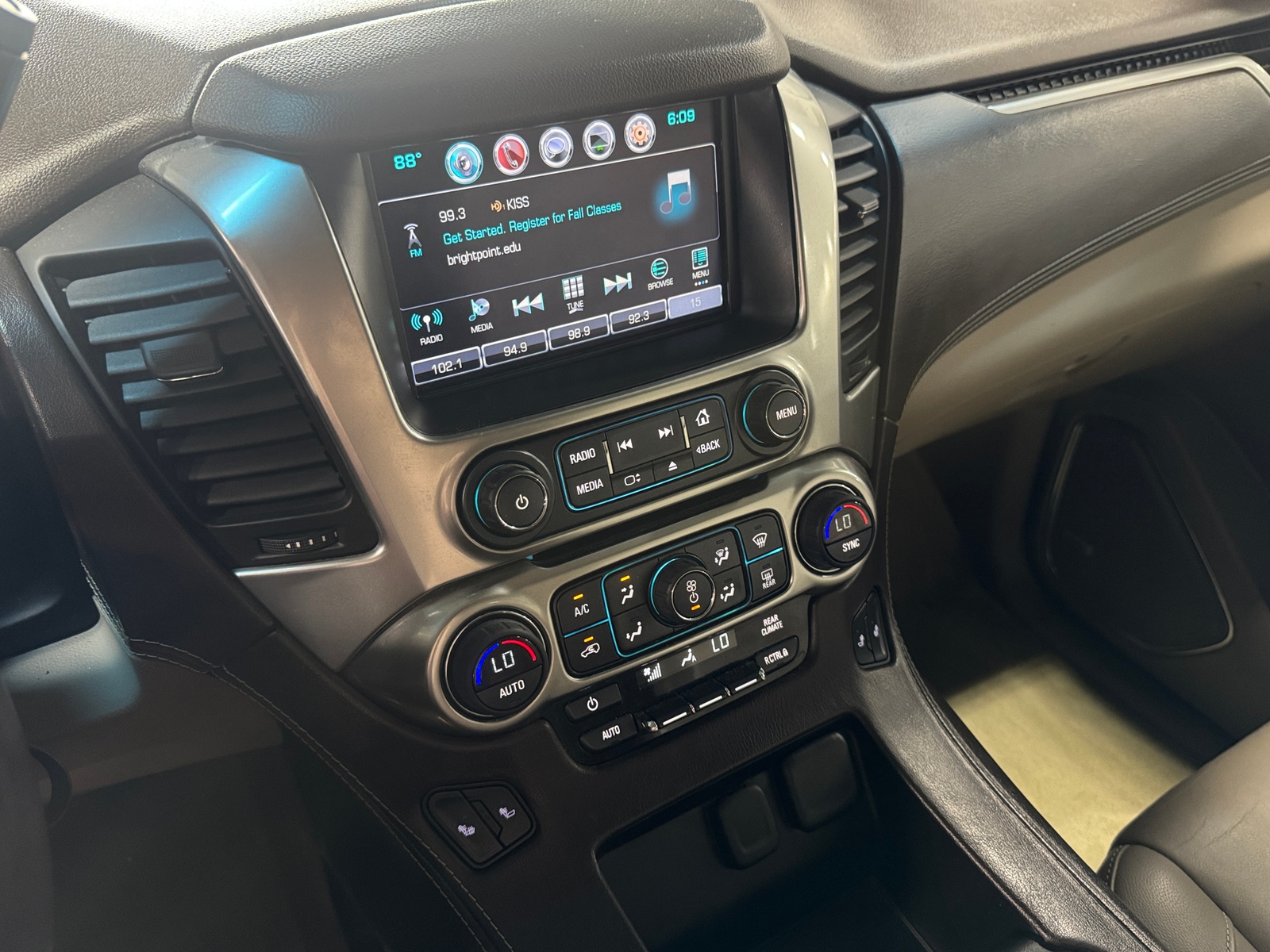 Thumbnail: 2016 Chevrolet Suburban - 3
