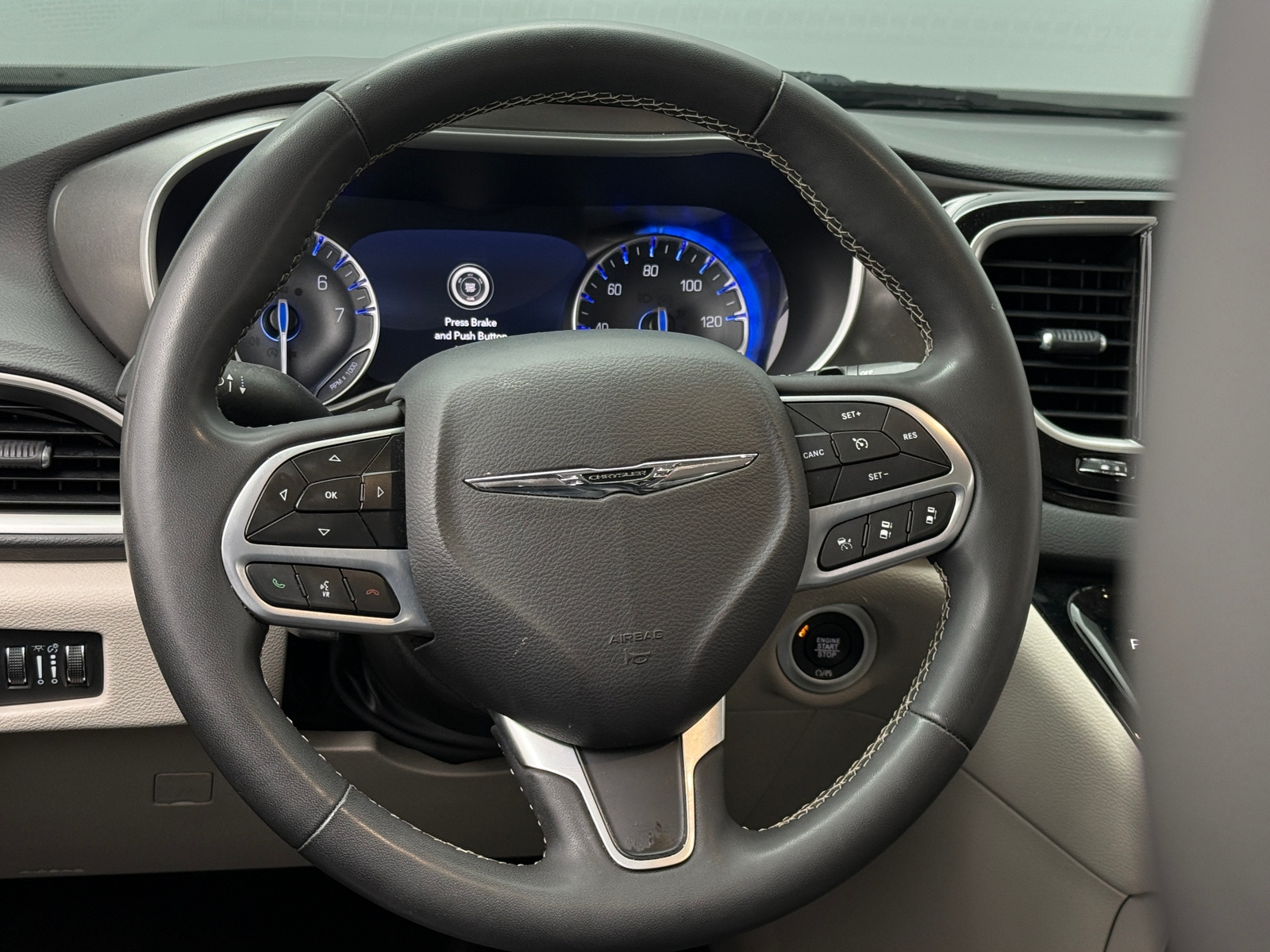 Thumbnail: 2023 Chrysler Pacifica - 4