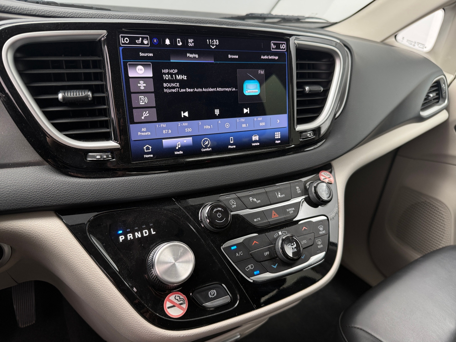 Thumbnail: 2023 Chrysler Pacifica - 3