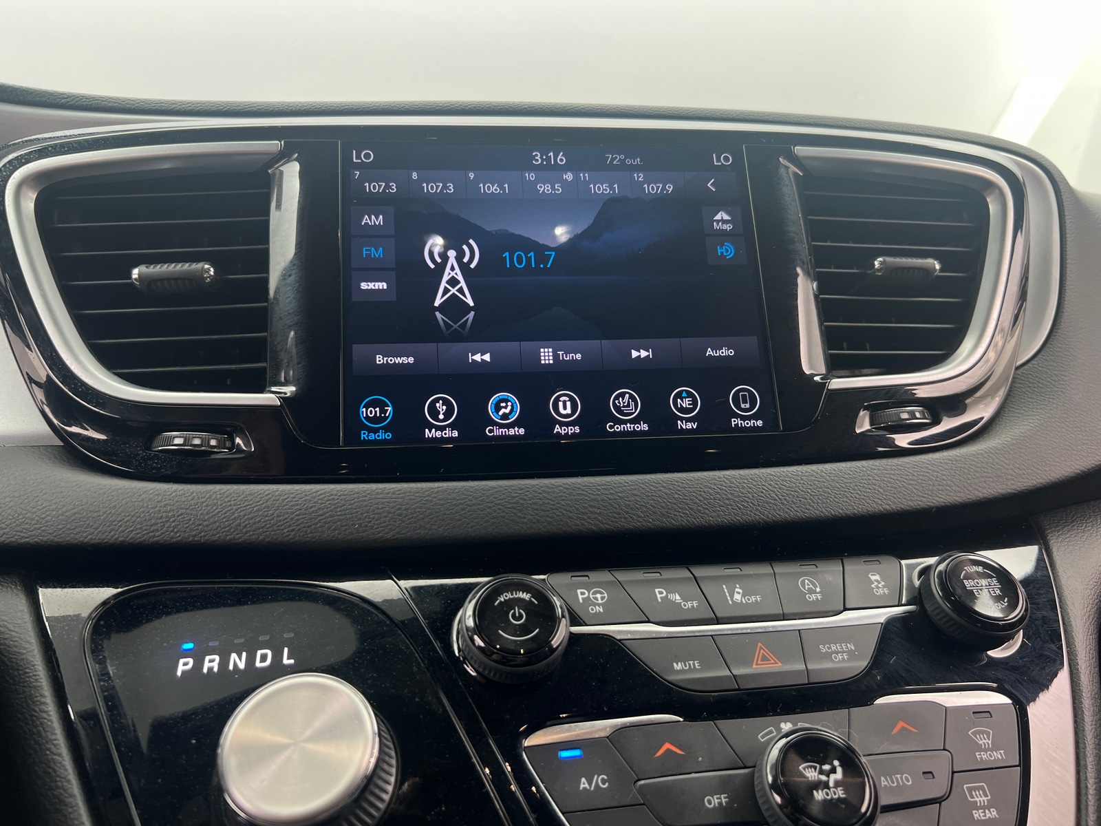 Thumbnail: 2019 Chrysler Pacifica - 3