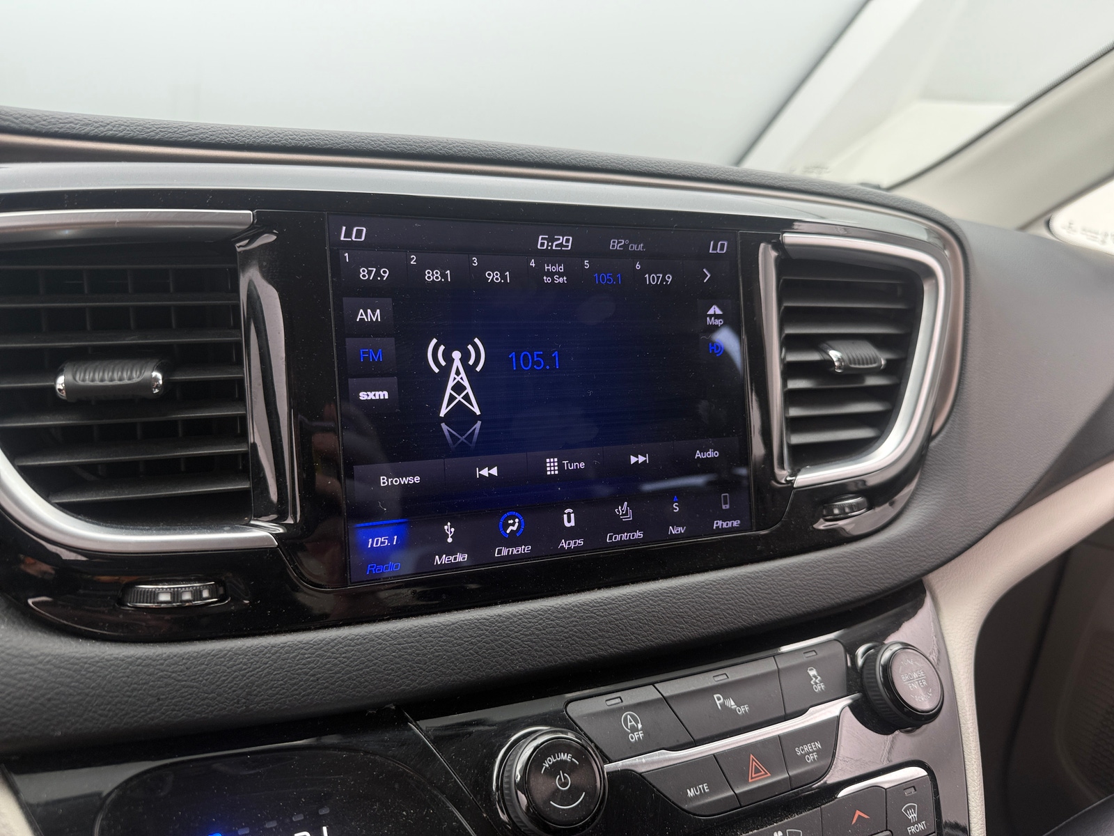 Thumbnail: 2018 Chrysler Pacifica - 3