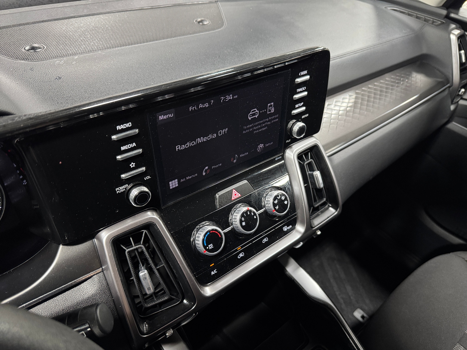 Thumbnail: 2023 Kia Sorento - 4