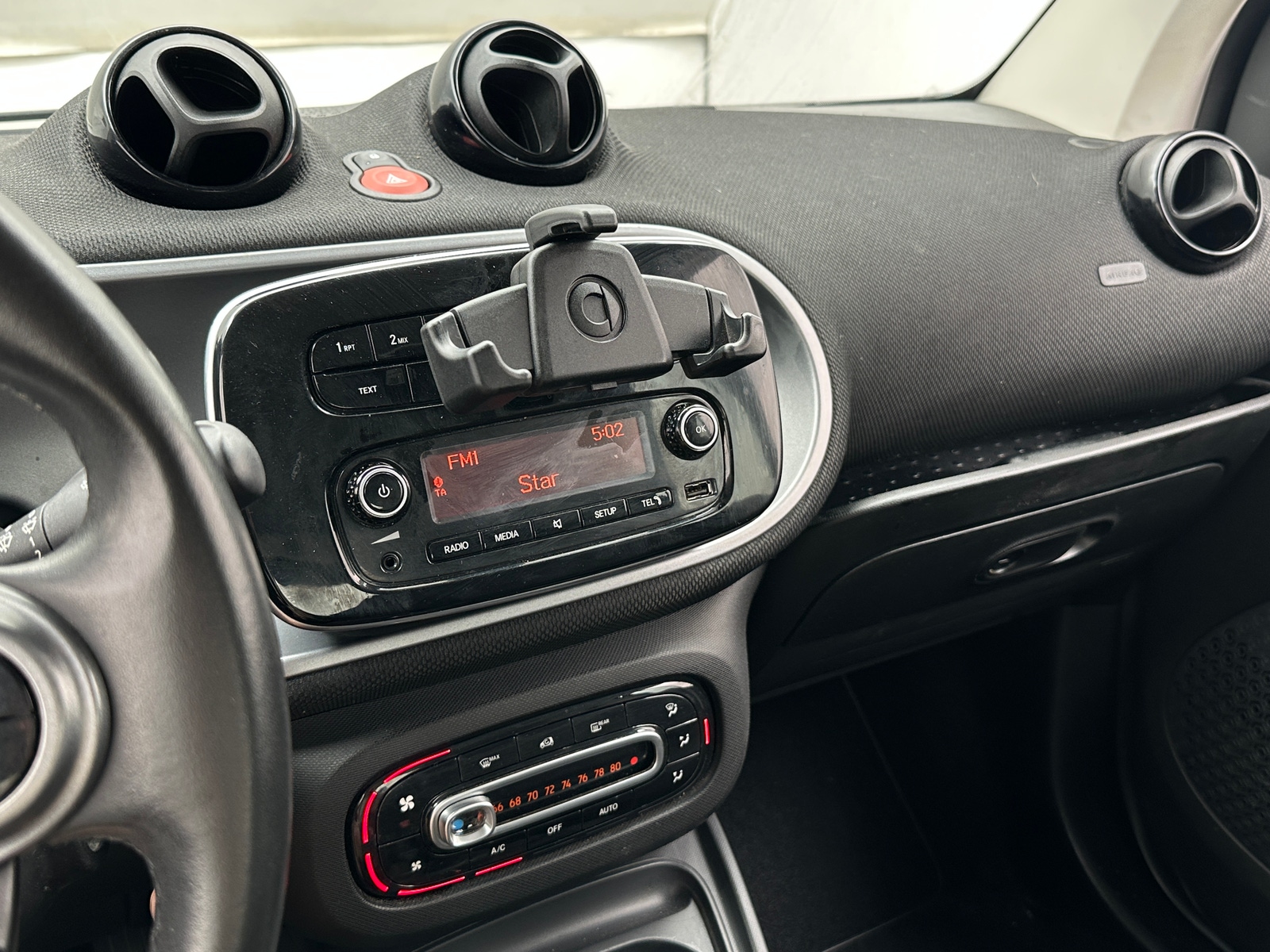 Thumbnail: 2016 smart fortwo - 3
