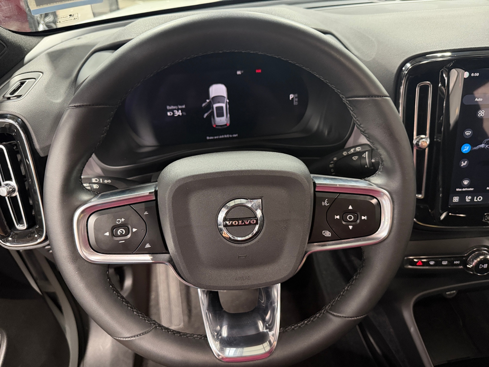 Thumbnail: 2023 Volvo XC40 - 4