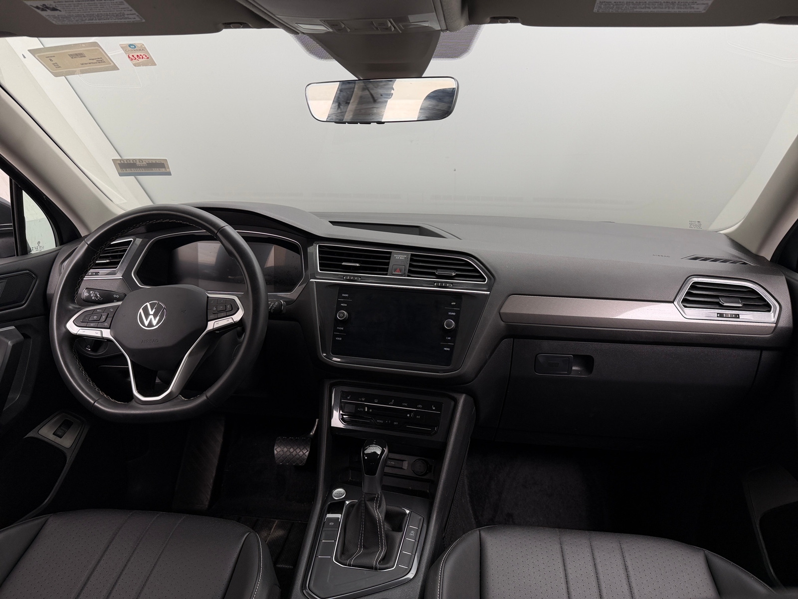 Thumbnail: 2023 Volkswagen Tiguan - 3