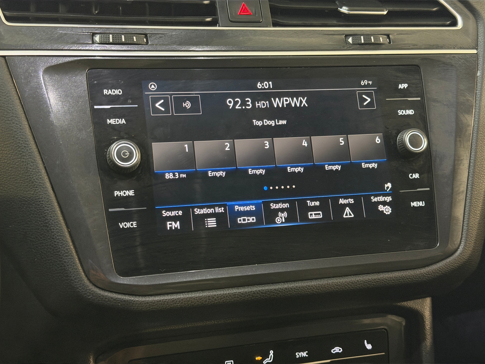 Thumbnail: 2023 Volkswagen Tiguan - 4