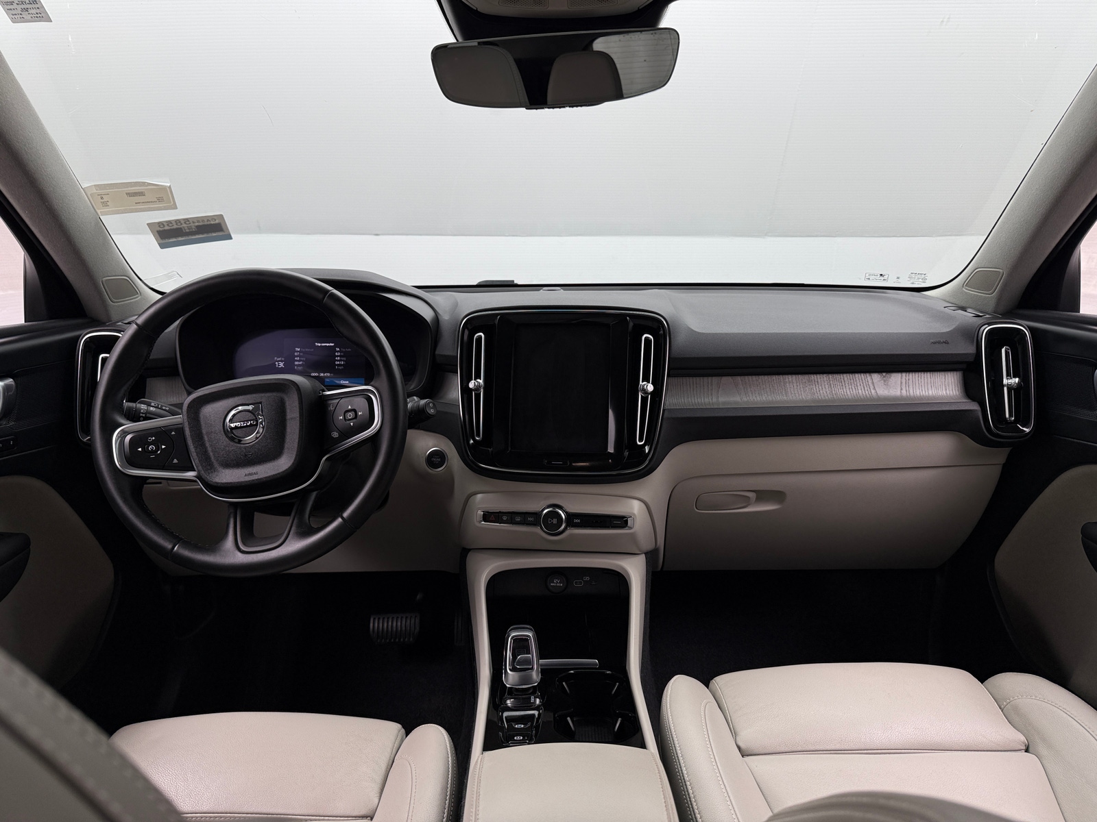 Thumbnail: 2024 Volvo XC40 - 2