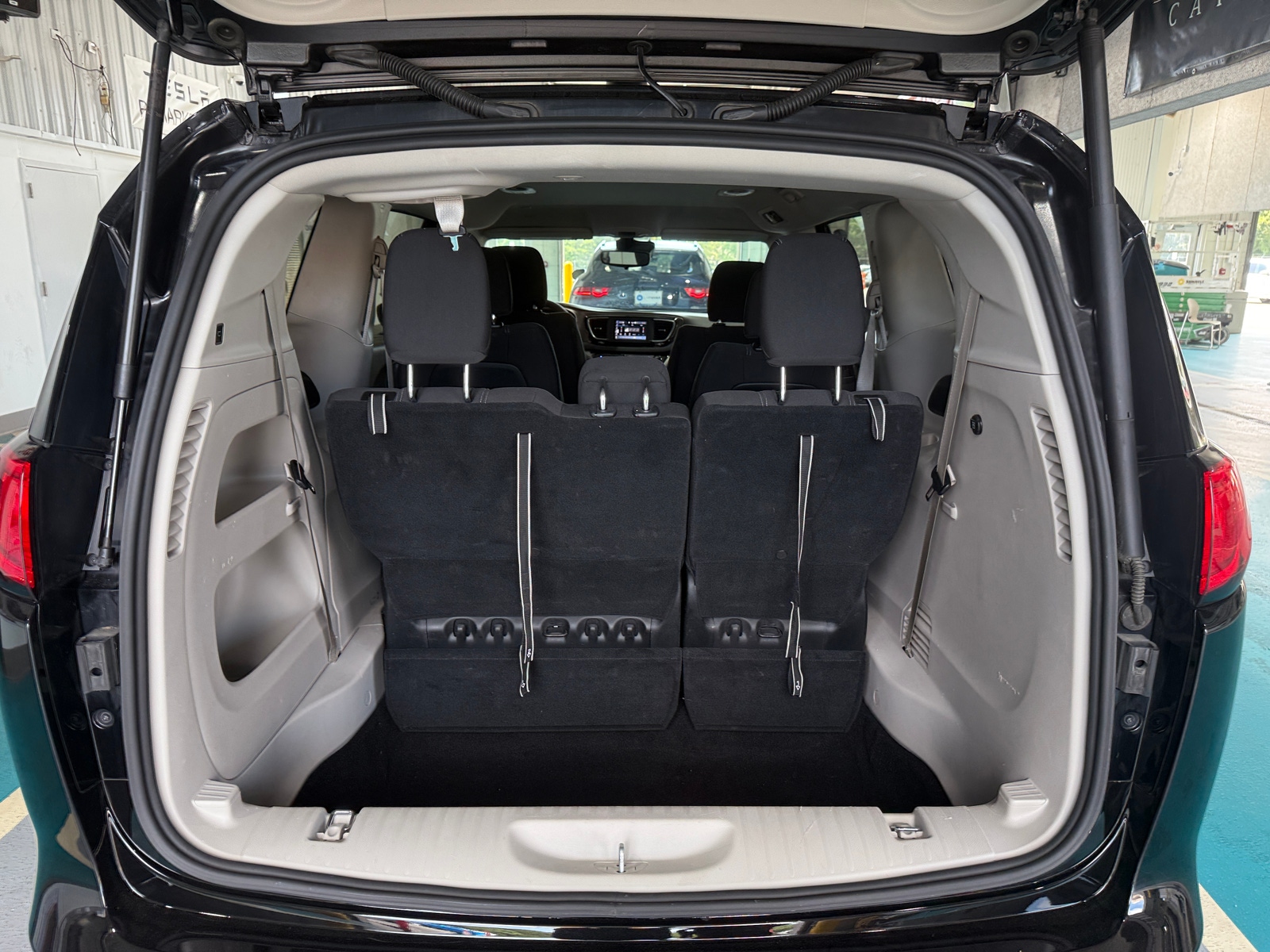 Thumbnail: 2024 Chrysler Voyager - 7