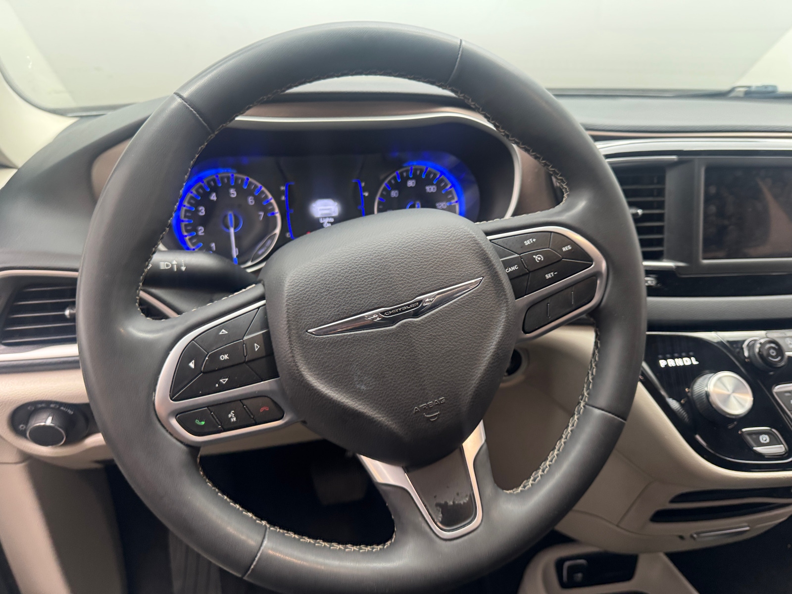 Thumbnail: 2023 Chrysler Voyager - 5