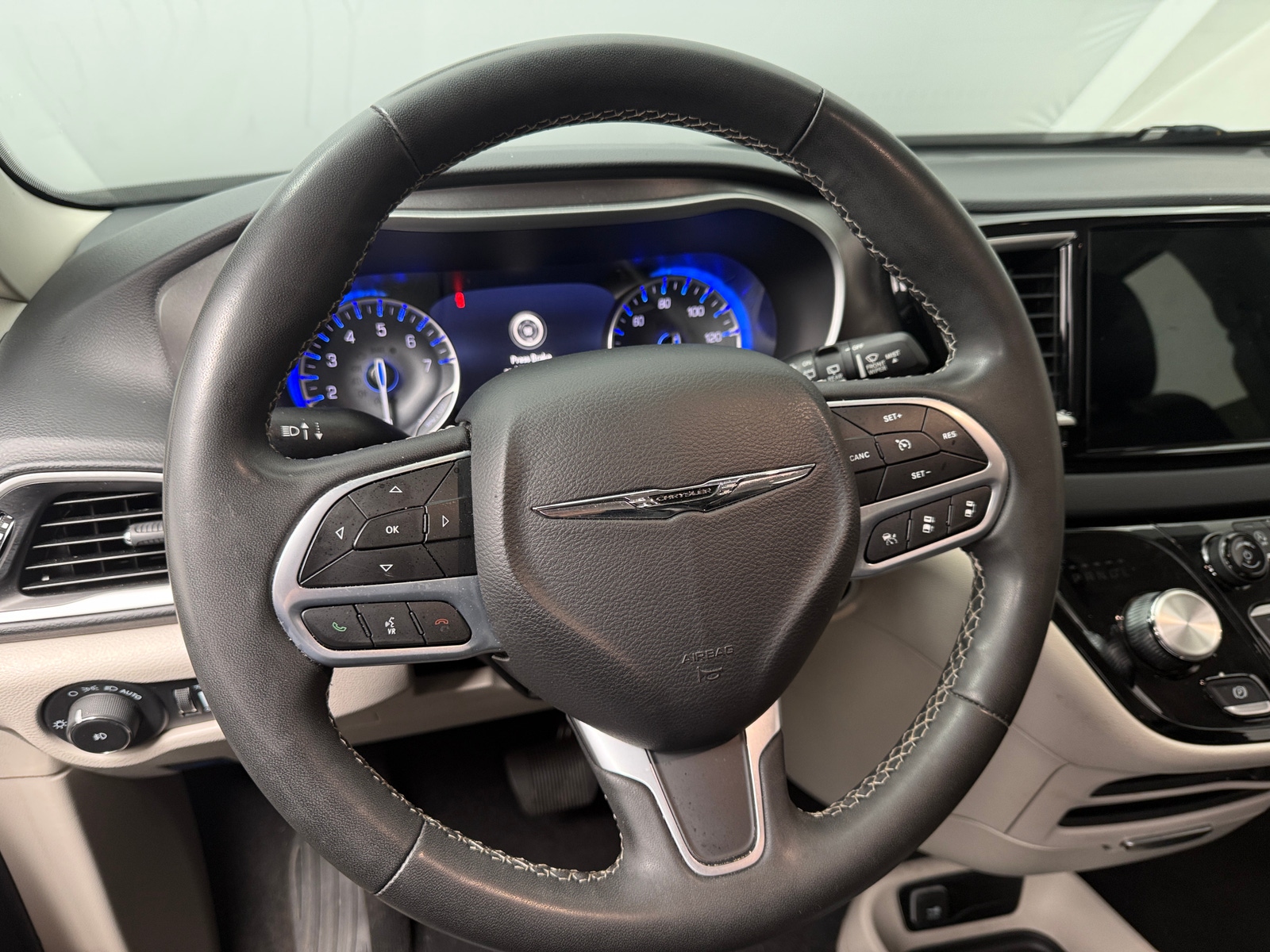 Thumbnail: 2023 Chrysler Pacifica - 4