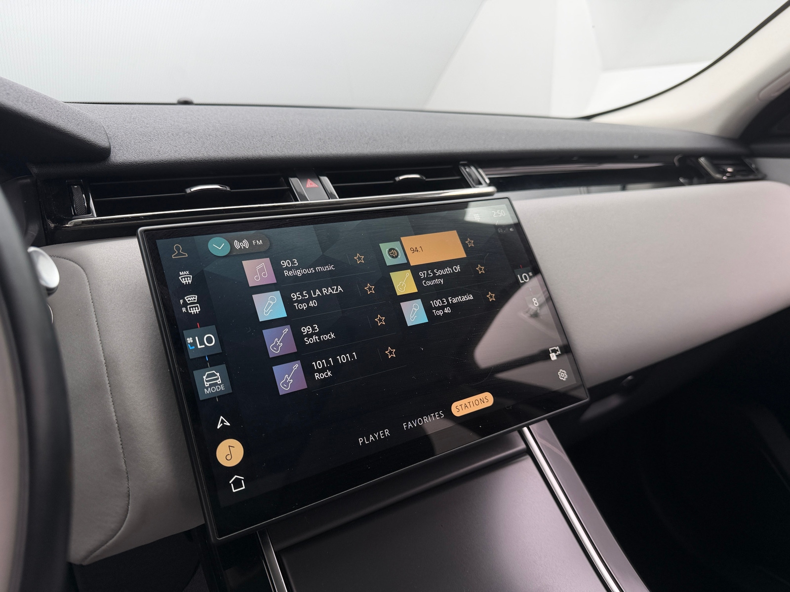 Thumbnail: 2025 Land Rover Range Rover Velar - 3