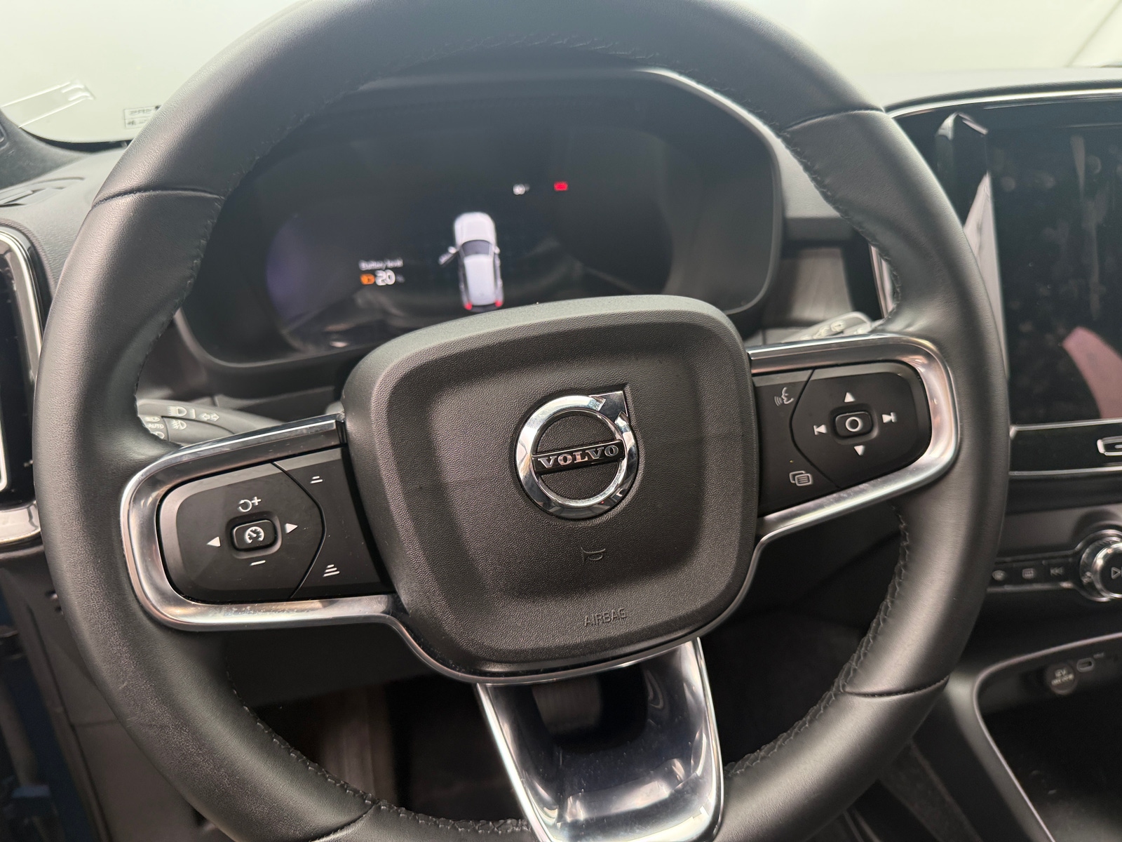 Thumbnail: 2023 Volvo XC40 - 4