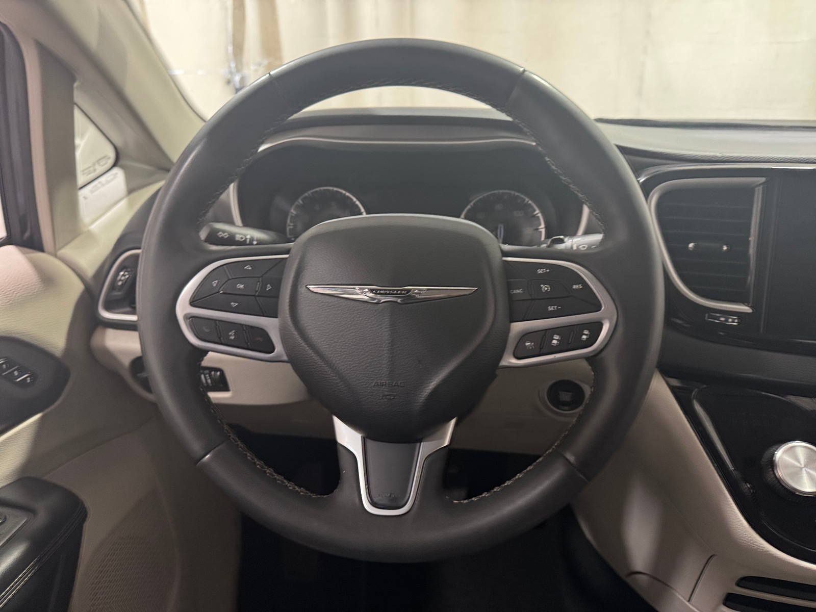 Thumbnail: 2023 Chrysler Pacifica - 4