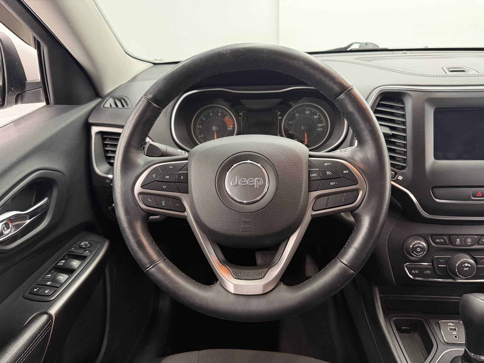 Thumbnail: 2019 Jeep Cherokee - 5