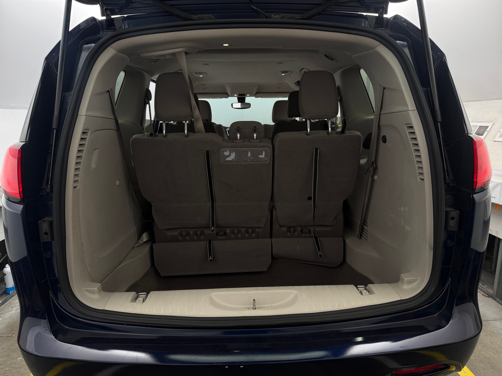 Thumbnail: 2020 Chrysler Voyager - 7