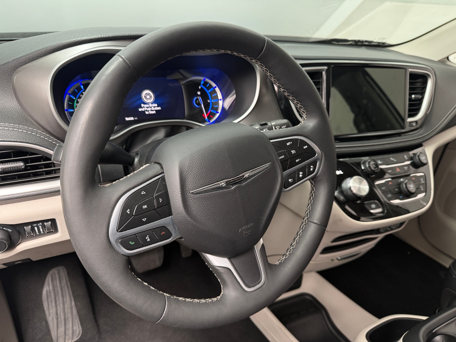 Thumbnail: 2023 Chrysler Pacifica - 4