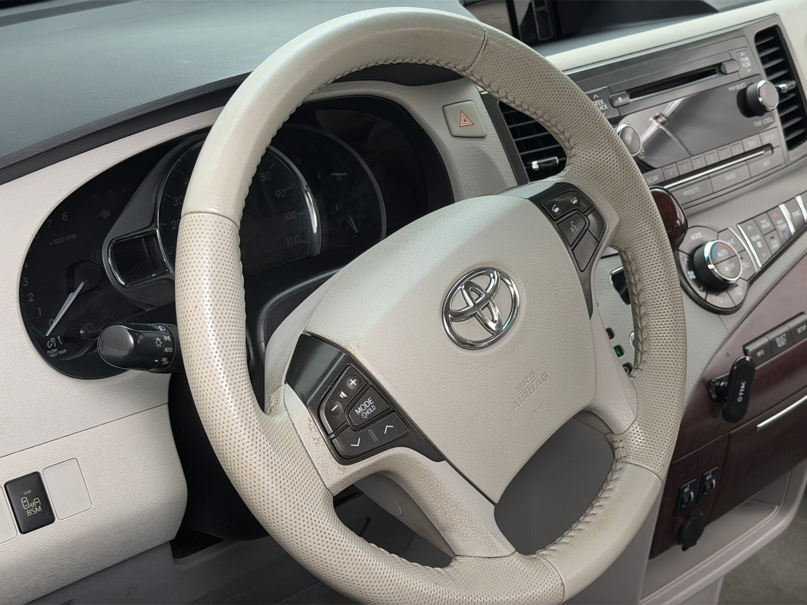 Thumbnail: 2014 Toyota Sienna - 4