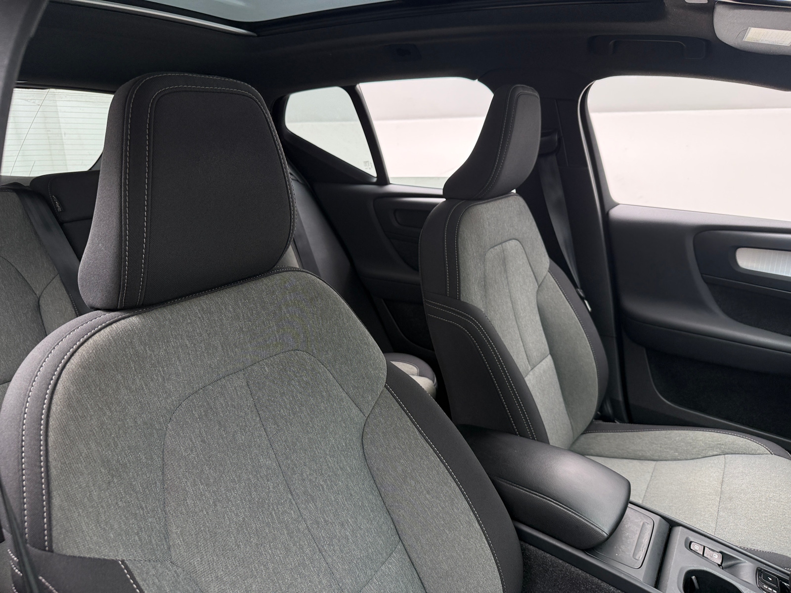 Thumbnail: 2025 Volvo XC40 - 2