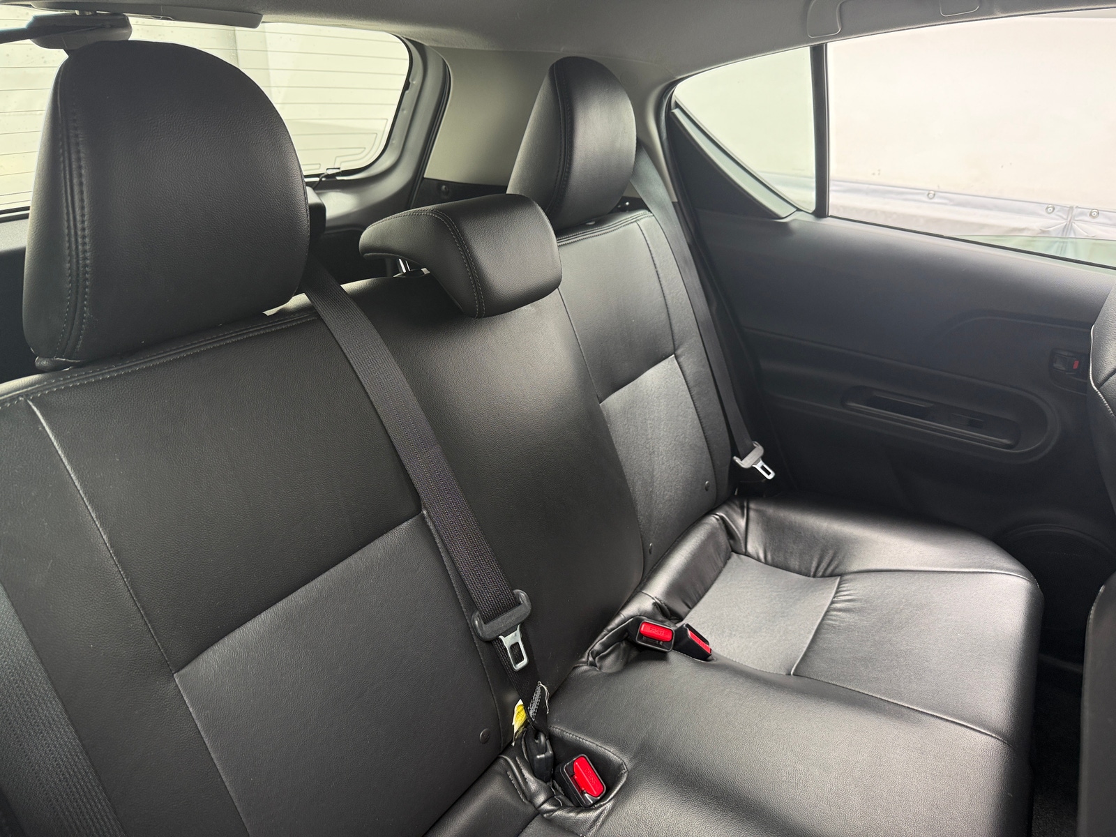 Thumbnail: 2015 Toyota Prius c - 6