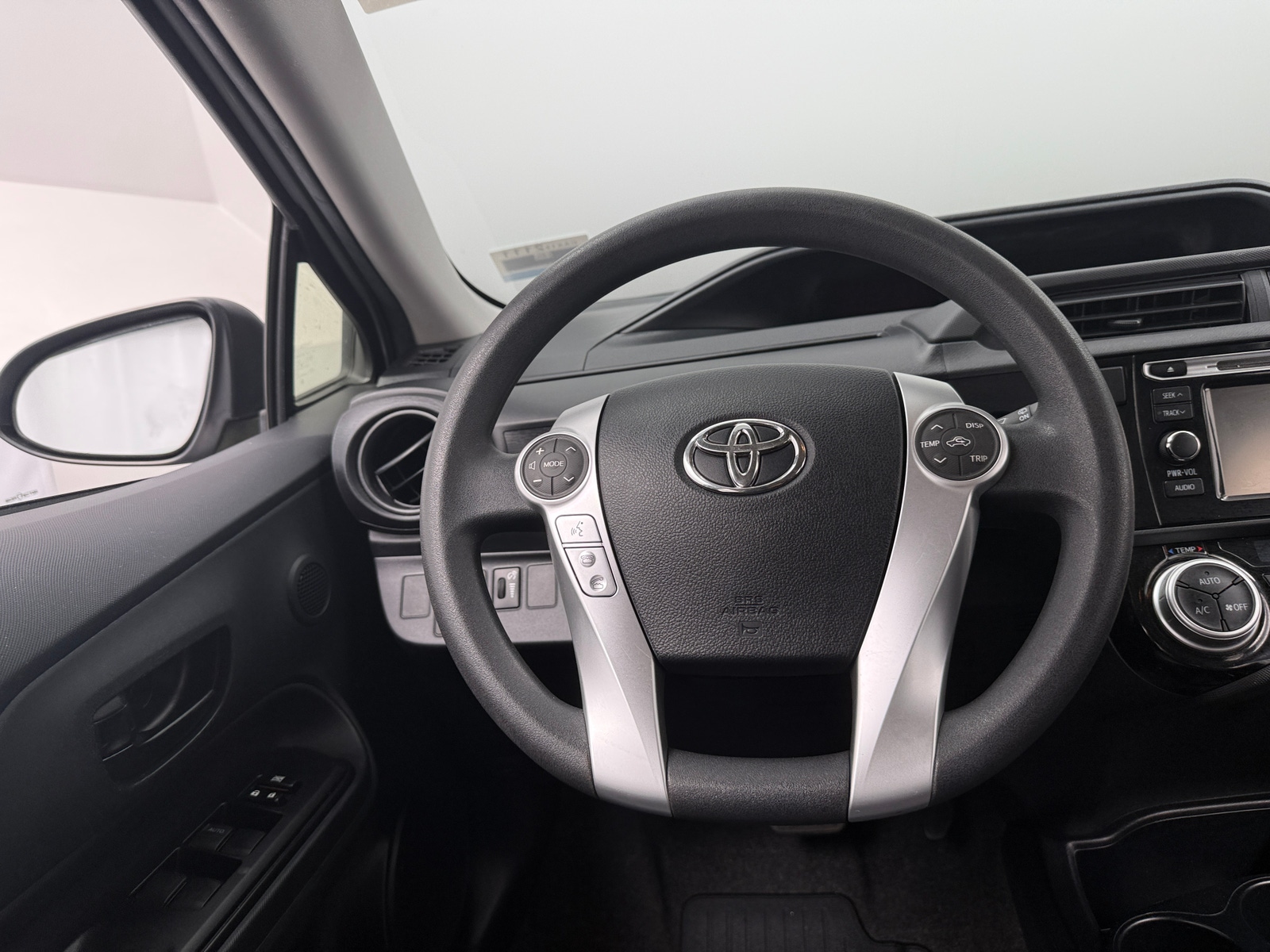 Thumbnail: 2015 Toyota Prius c - 5