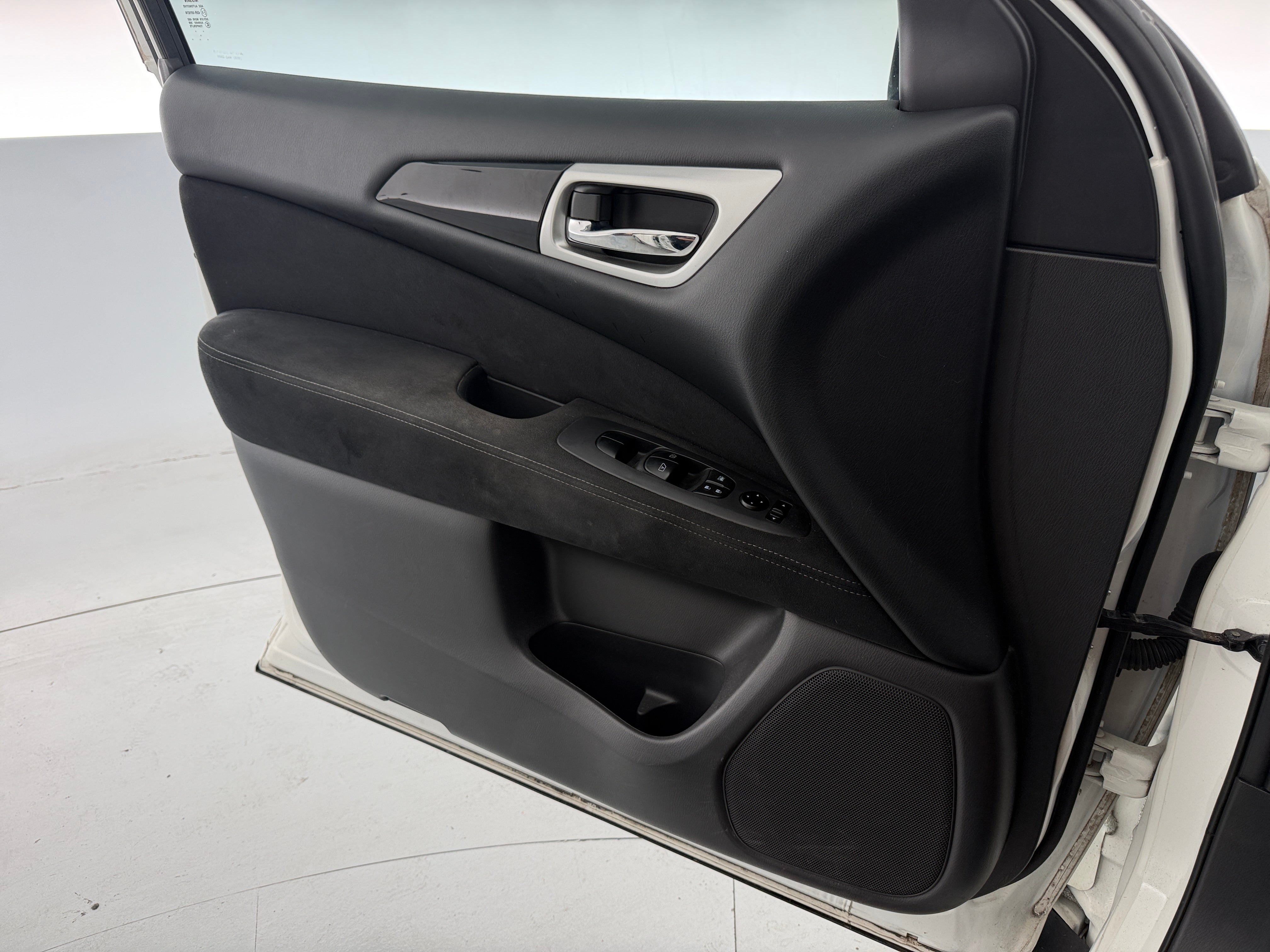 Used 2015 Nissan Pathfinder SV with VIN 5N1AR2MM4FC659964 for sale in Pewaukee, WI