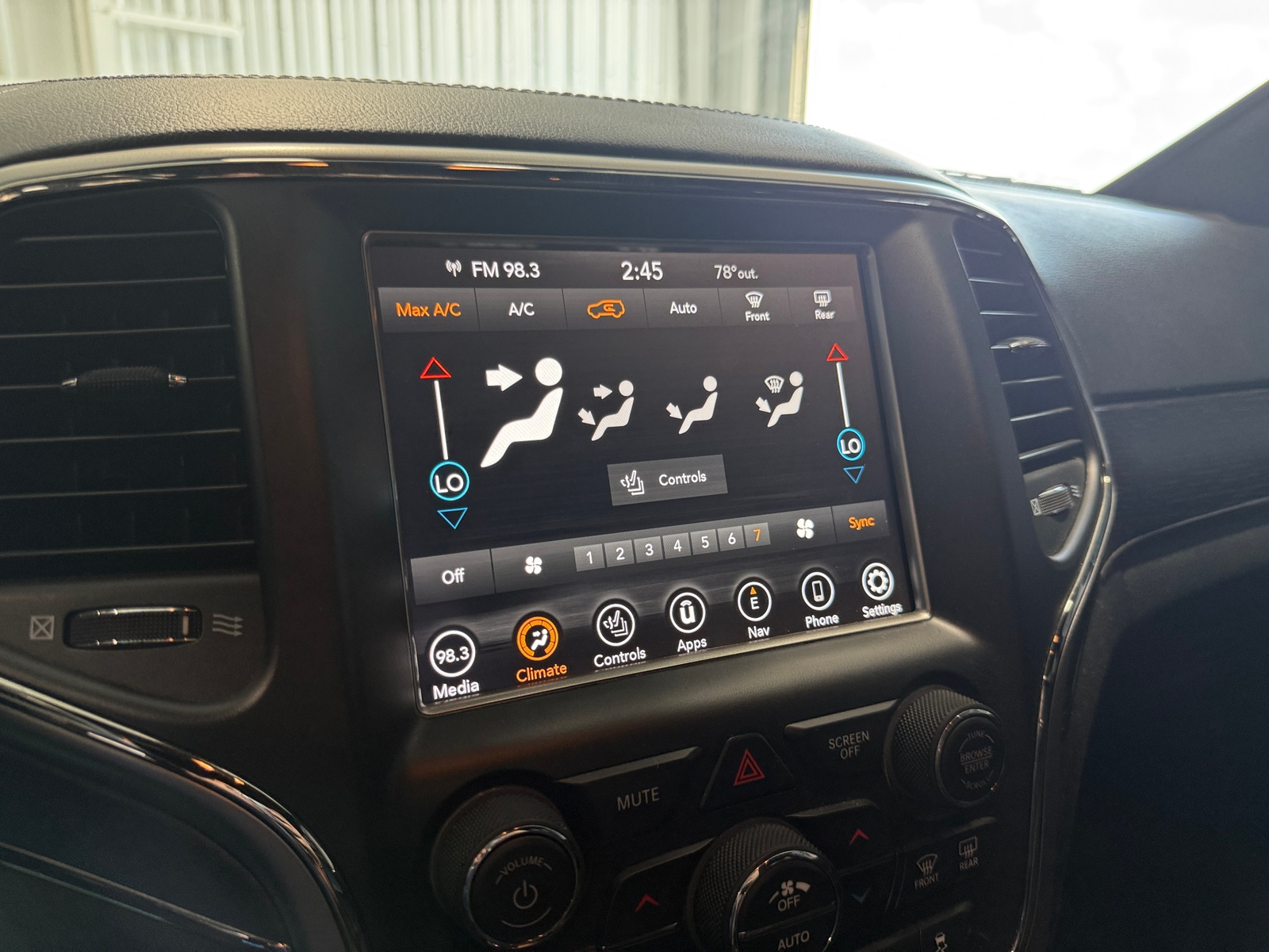 Thumbnail: 2018 Jeep Grand Cherokee - 3