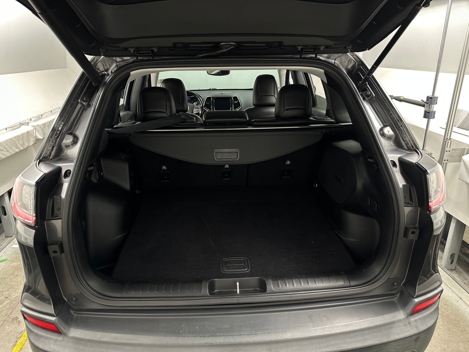 Thumbnail: 2019 Jeep Cherokee - 6