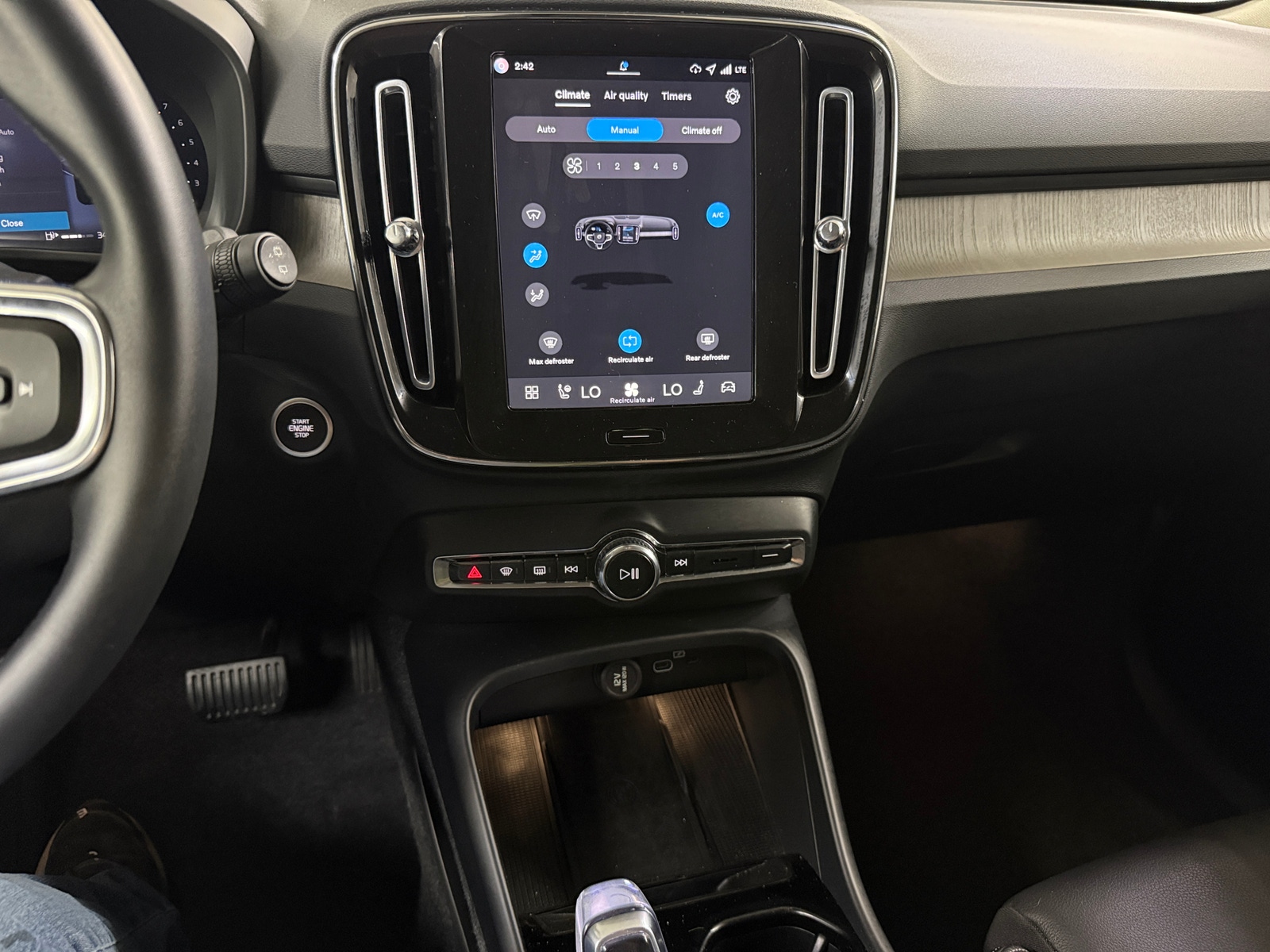 Thumbnail: 2026 Volvo XC40 - 3
