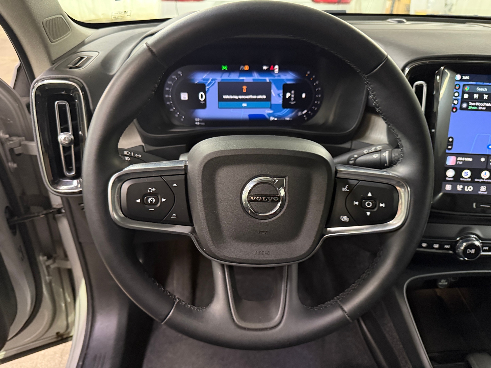 Thumbnail: 2025 Volvo XC40 - 4