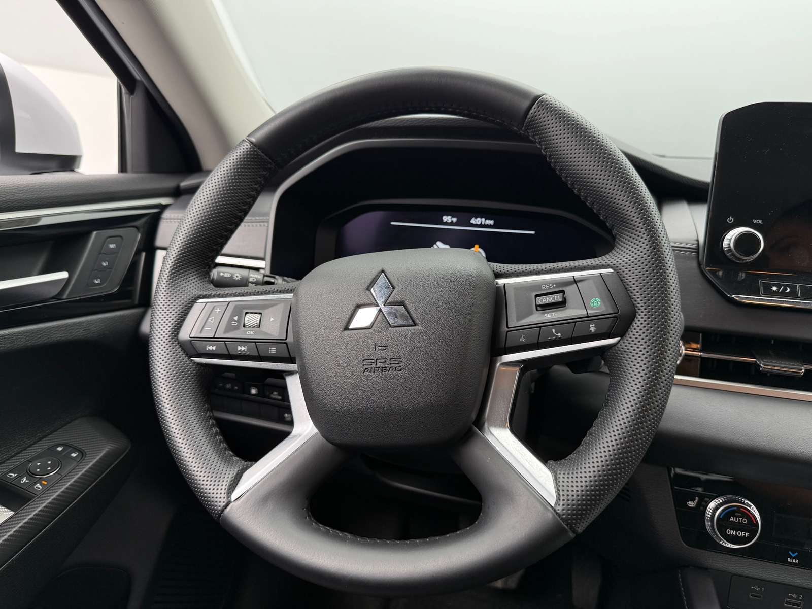 Thumbnail: 2024 Mitsubishi Outlander - 4