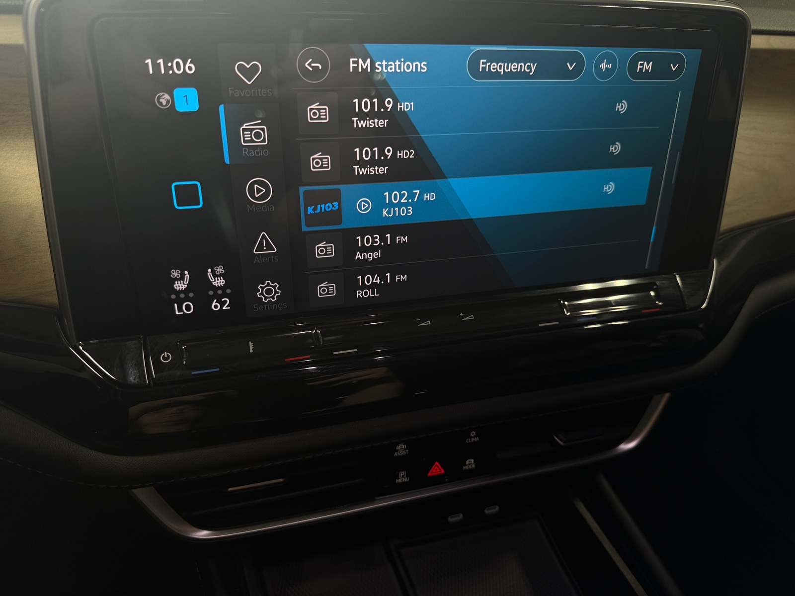 Thumbnail: 2024 Volkswagen Atlas - 3