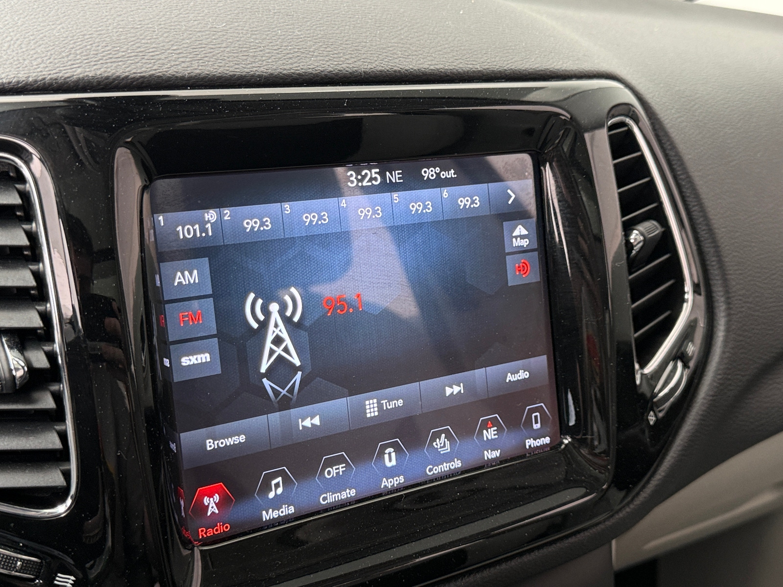 Thumbnail: 2018 Jeep Compass - 3