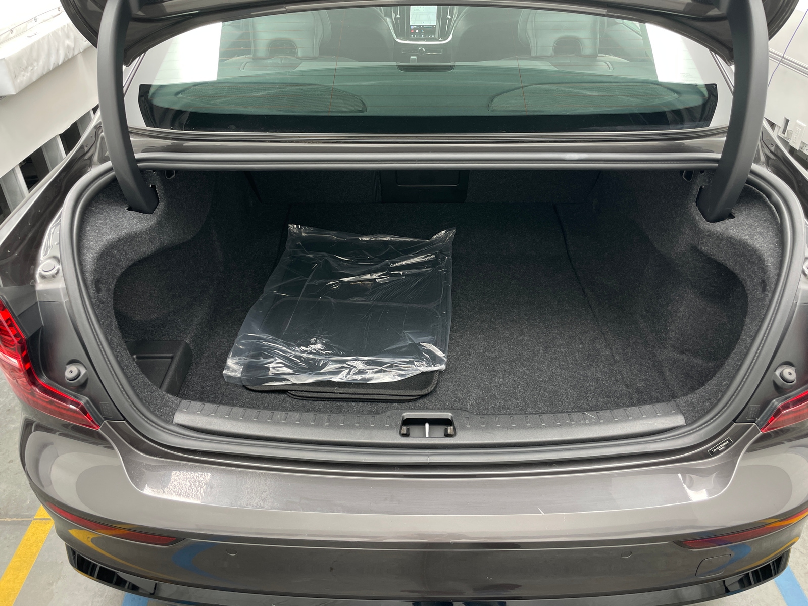 Thumbnail: 2024 Volvo S60 - 6
